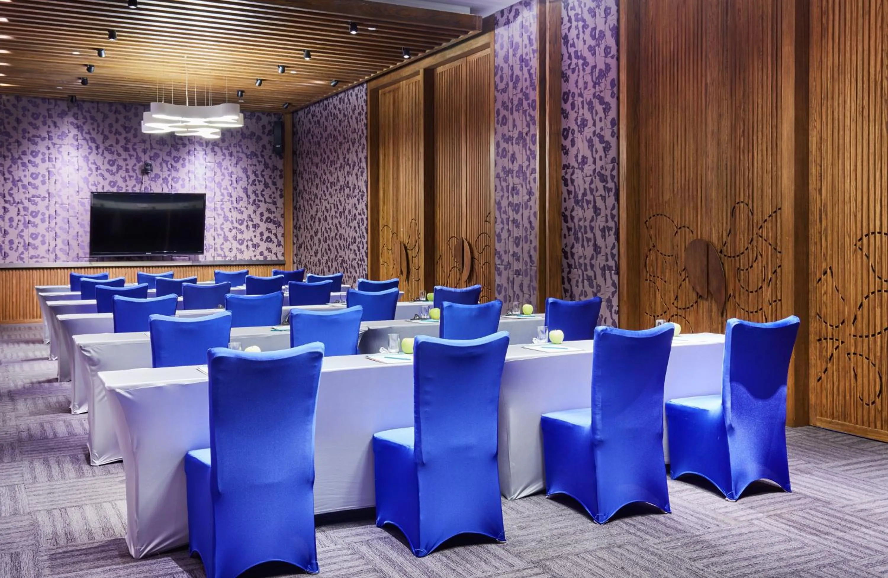 Meeting/conference room in Hotel Indigo Lijiang Ancient Town by IHG
