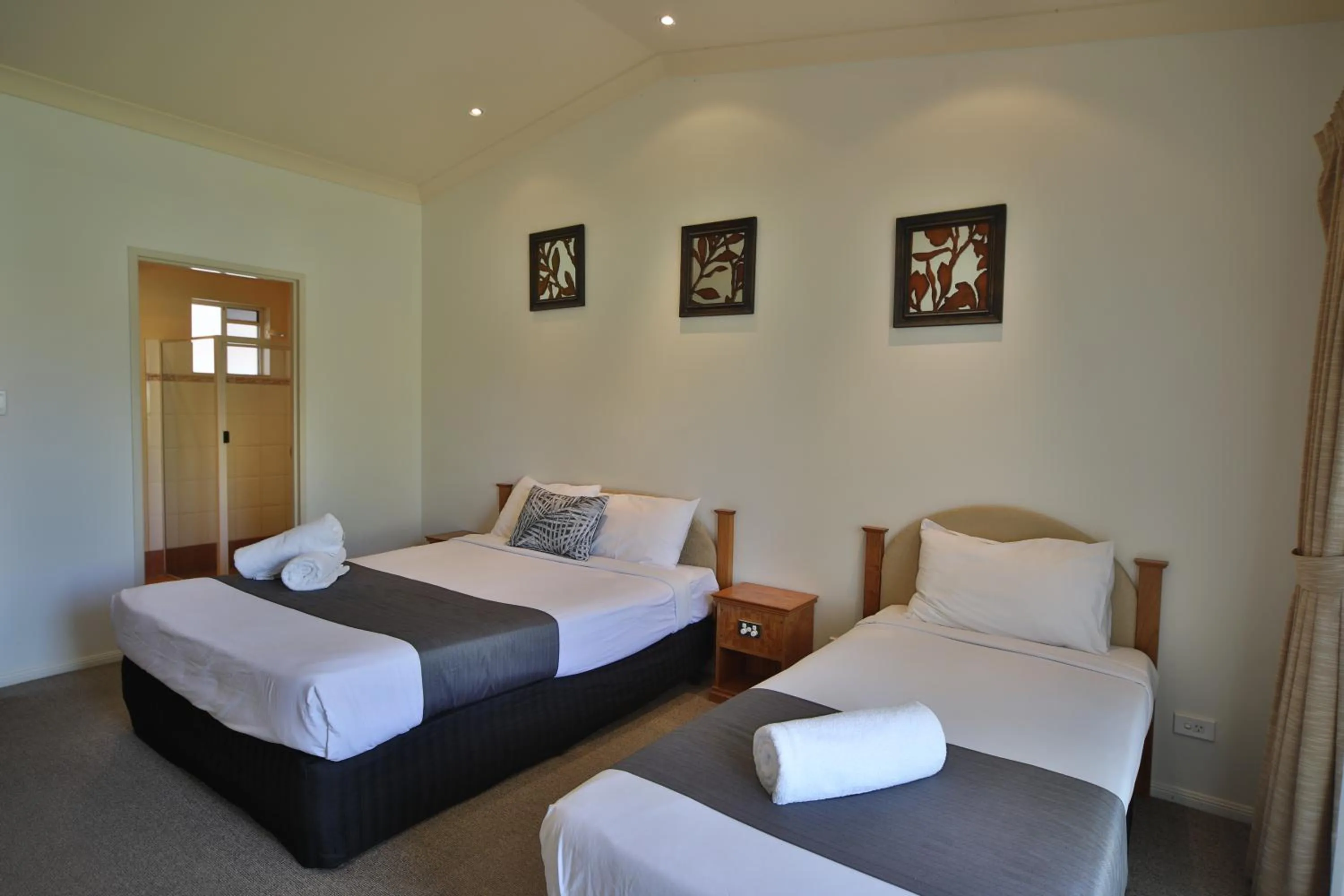 Bed in Emerald Explorers Inn