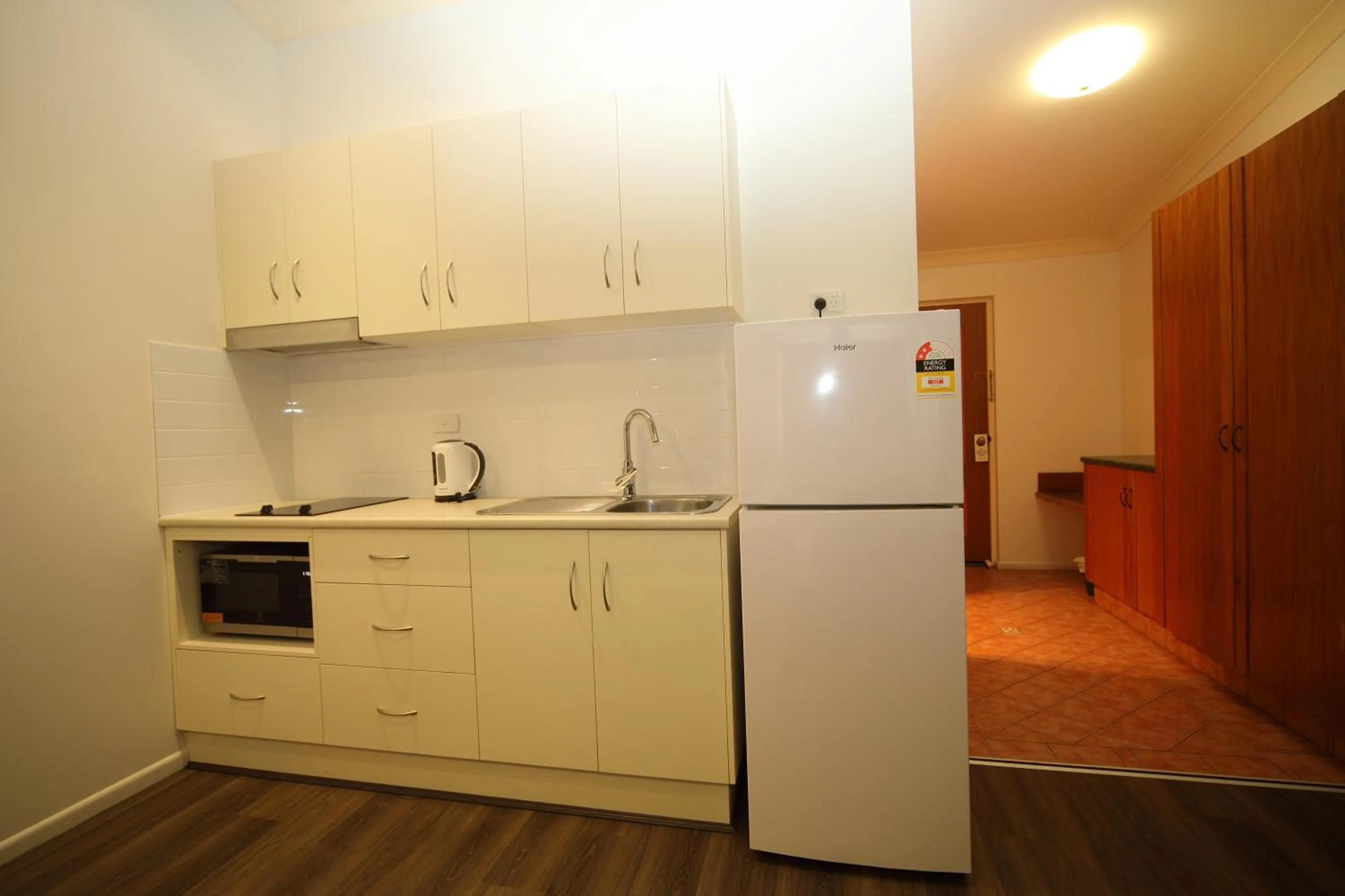 Kitchen or kitchenette in Emerald Explorers Inn