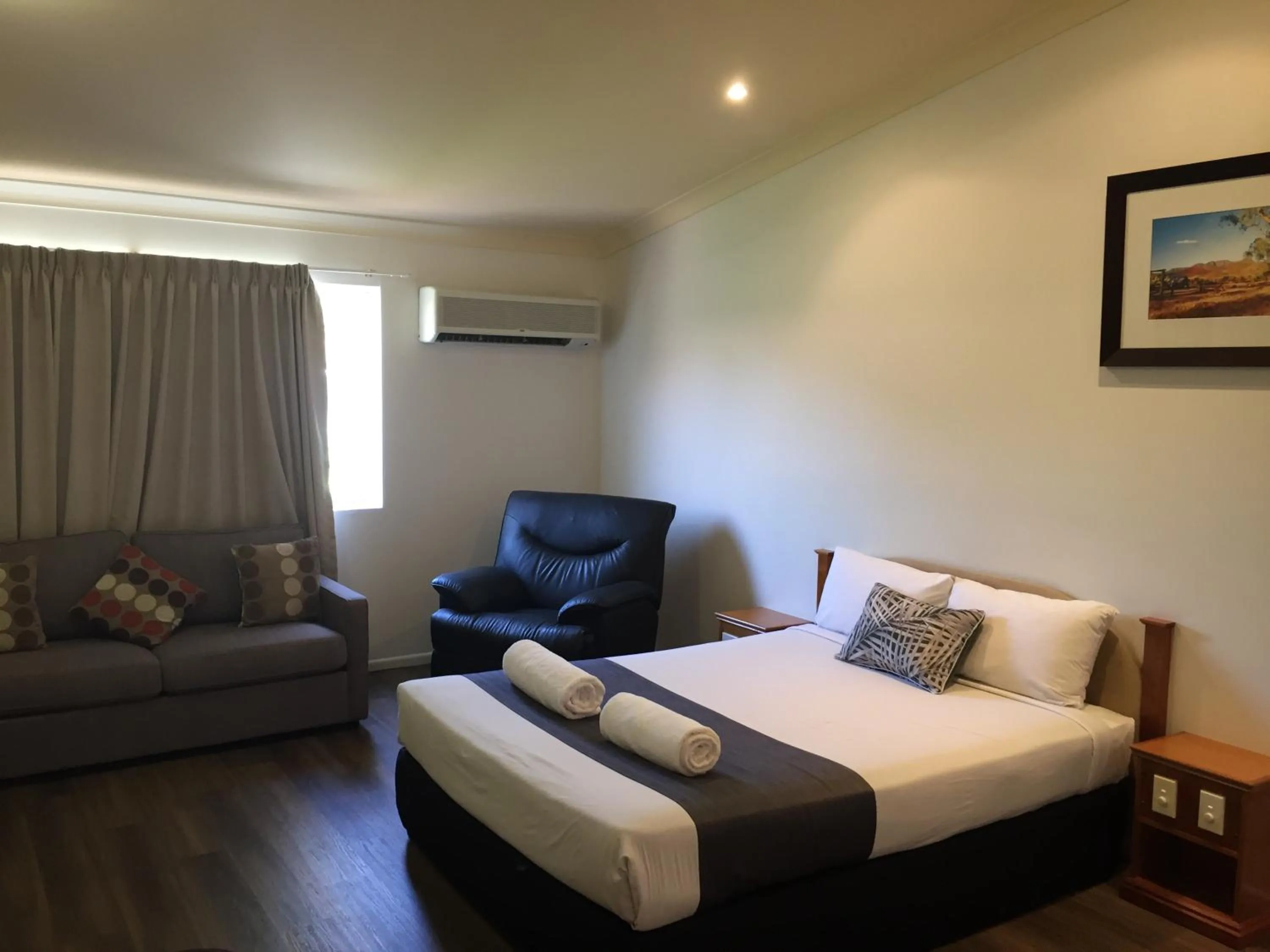 Bed in Emerald Explorers Inn