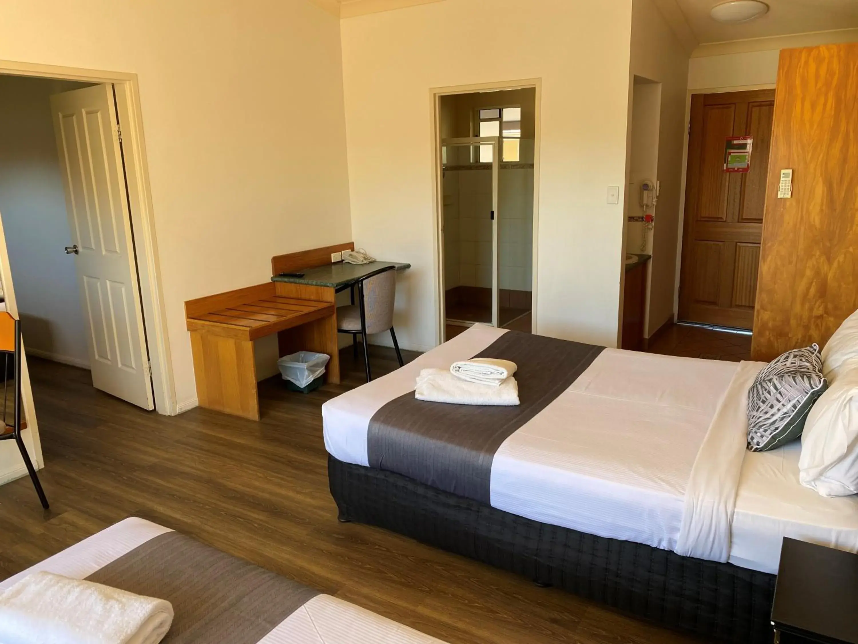 Two-Bedroom Family Room in Emerald Explorers Inn Two-Bedroom Family Room in Emerald Explorers Inn