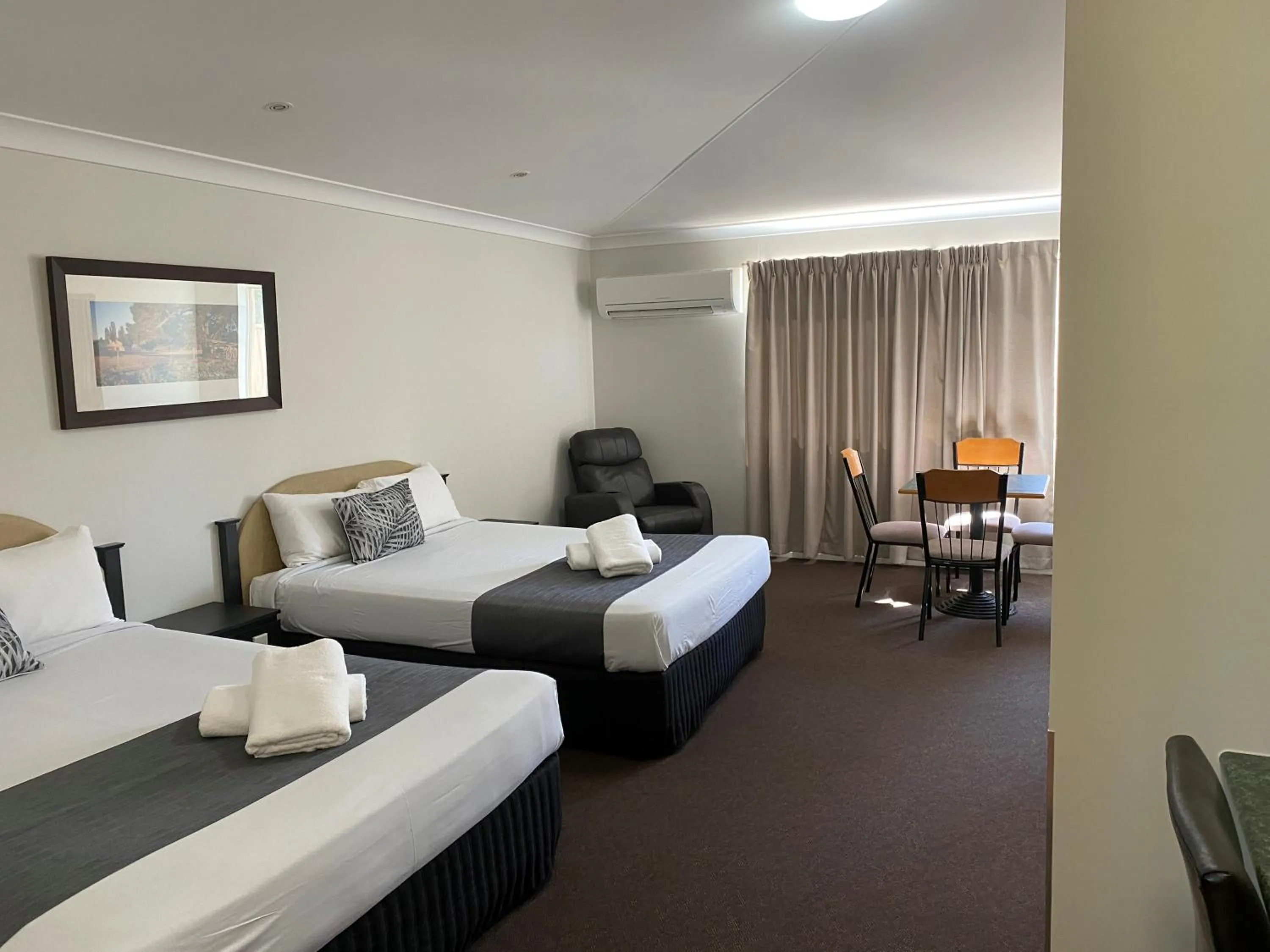 Bedroom, Bed in Emerald Explorers Inn