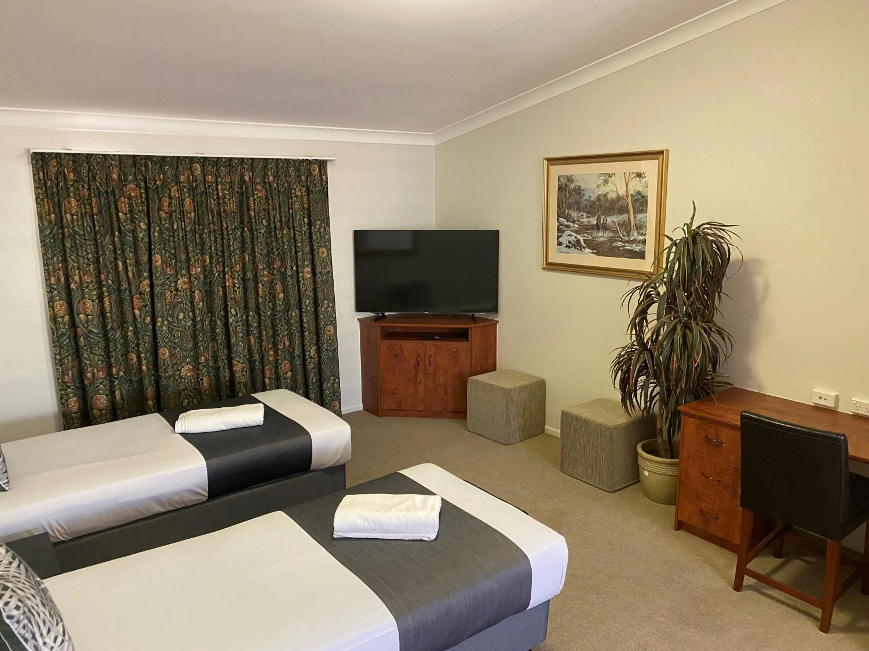 Bedroom, Bed in Emerald Explorers Inn