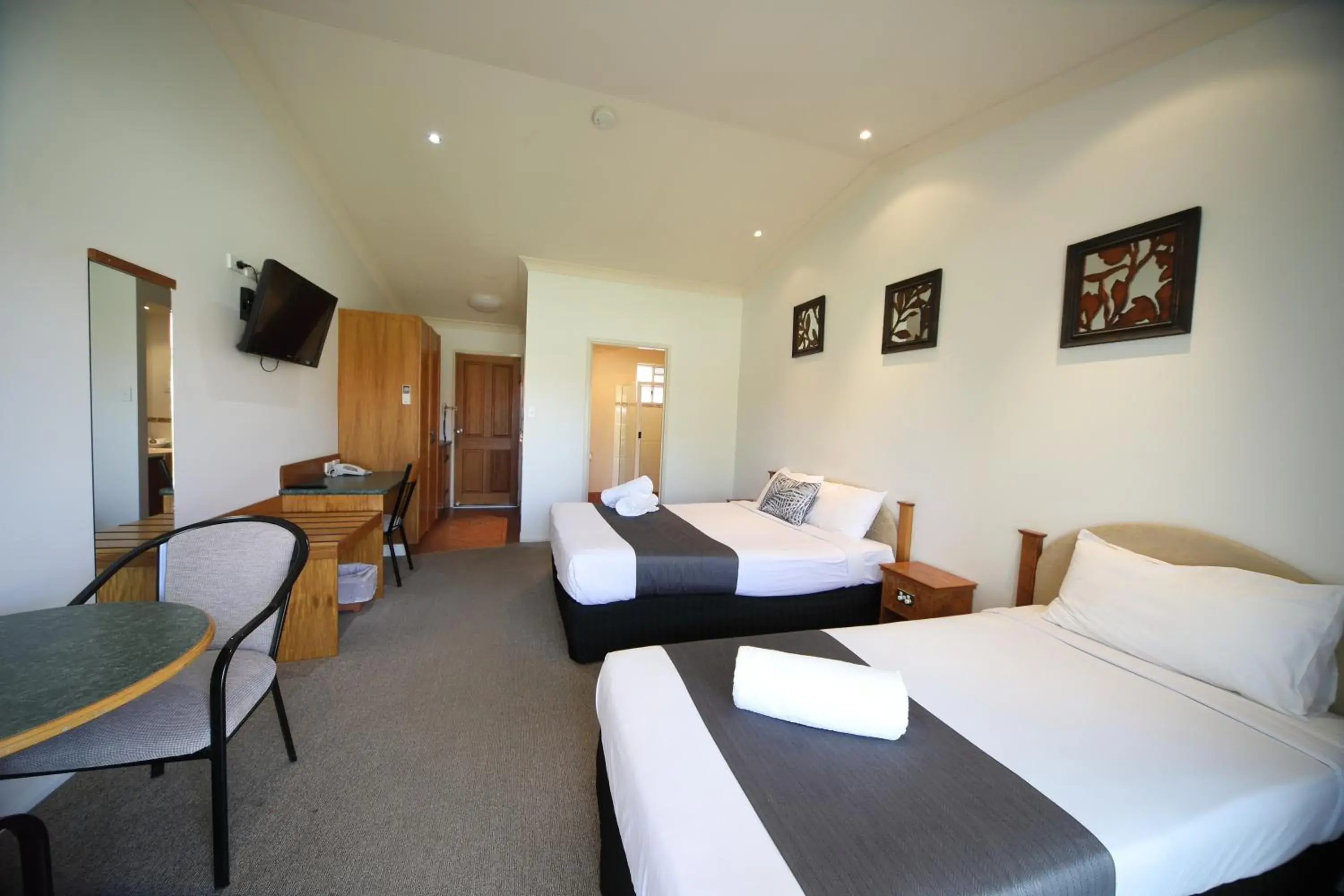 Deluxe Twin Room in Emerald Explorers Inn Deluxe Twin Room in Emerald Explorers Inn