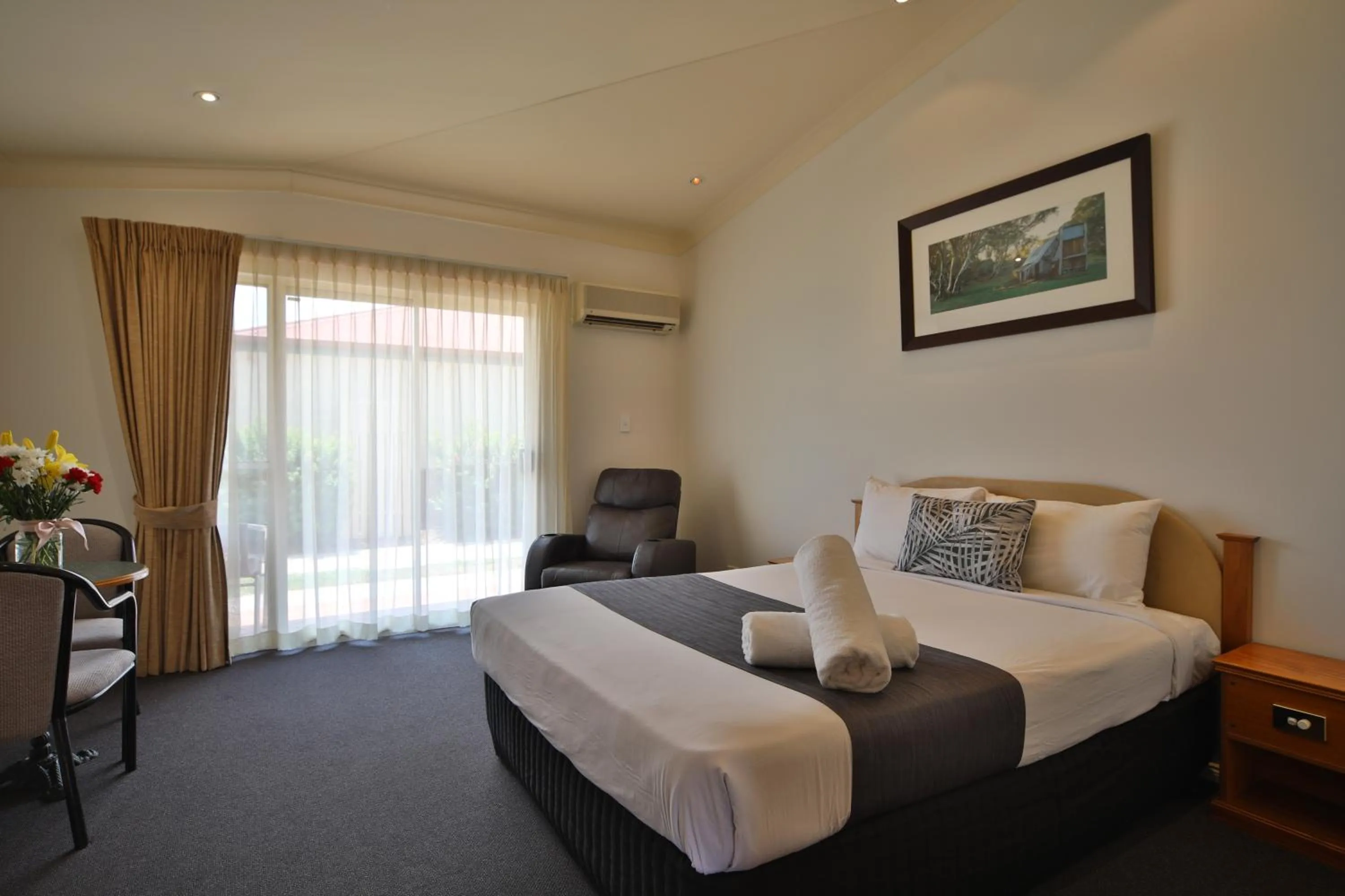 Bed in Emerald Explorers Inn