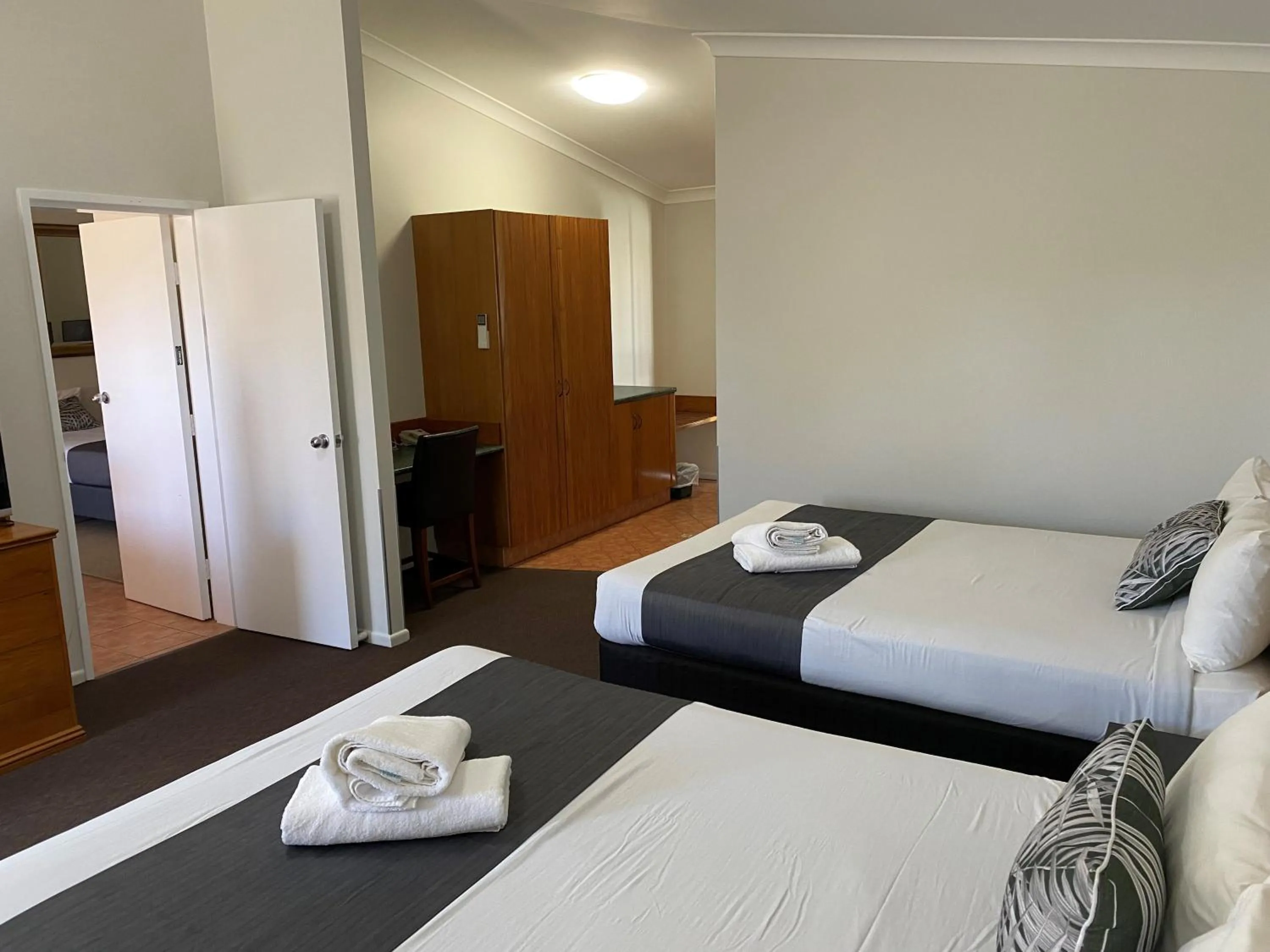 Bedroom, Bed in Emerald Explorers Inn