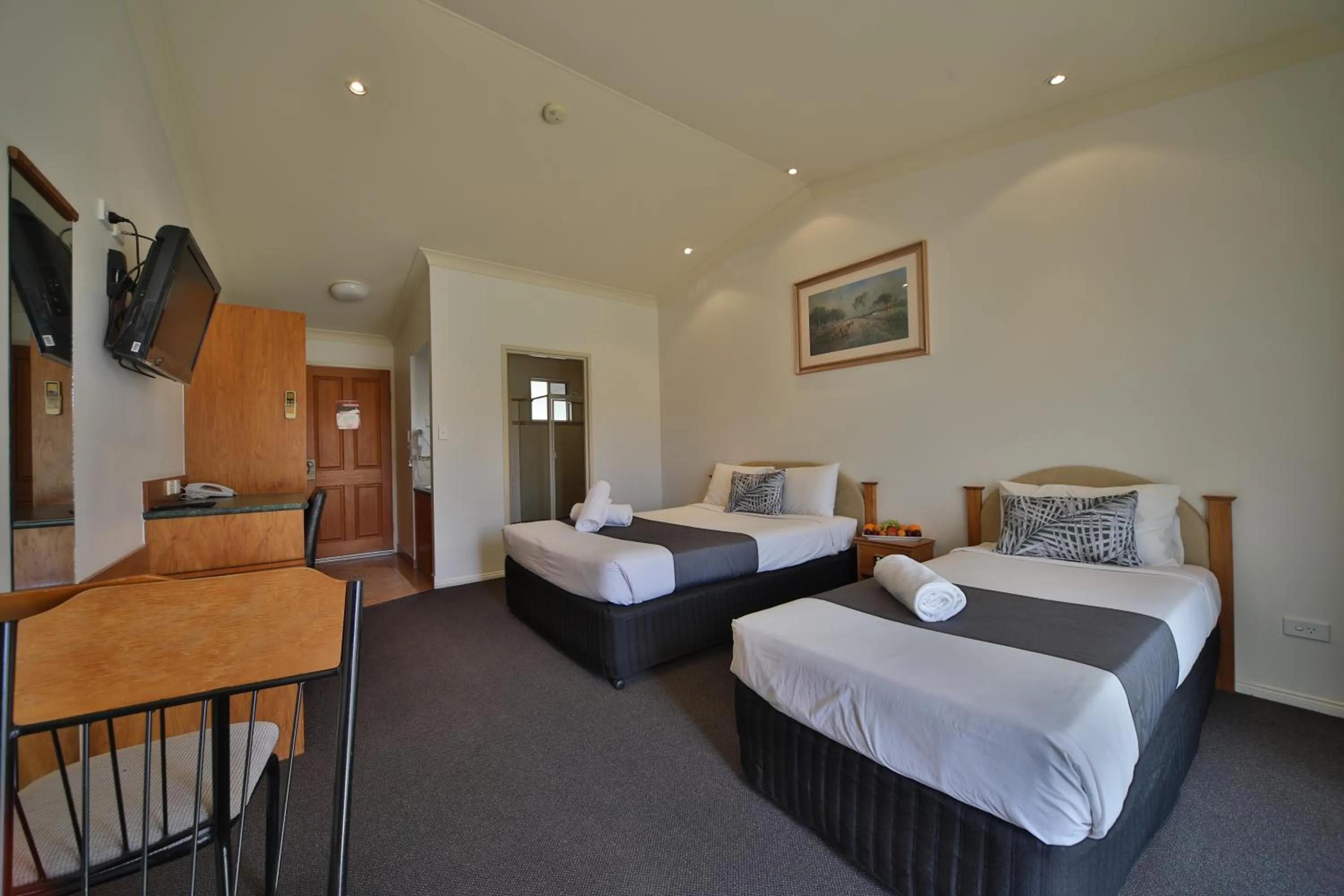 Photo of the whole room, Bed in Emerald Explorers Inn