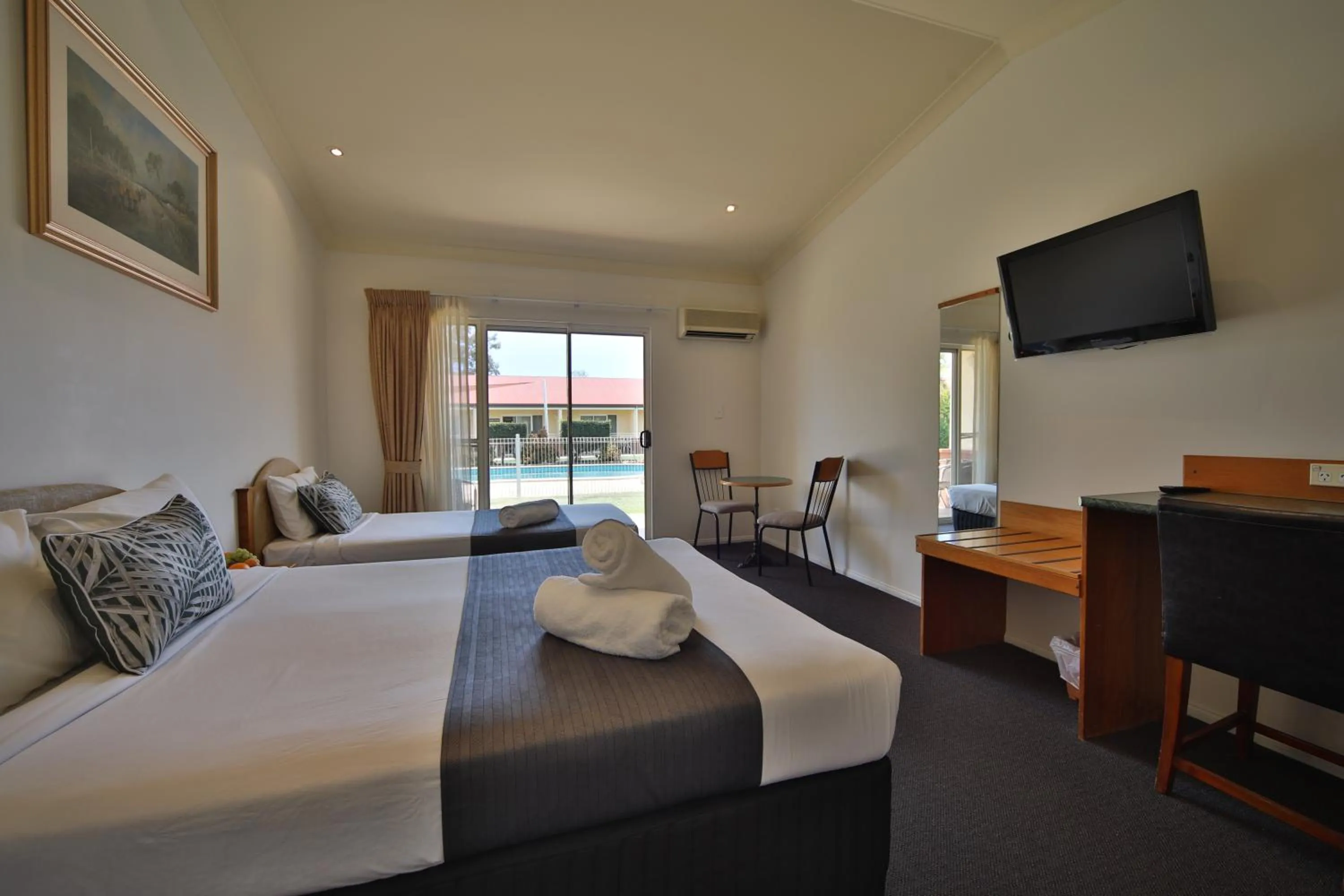 Bathroom, Bed in Emerald Explorers Inn