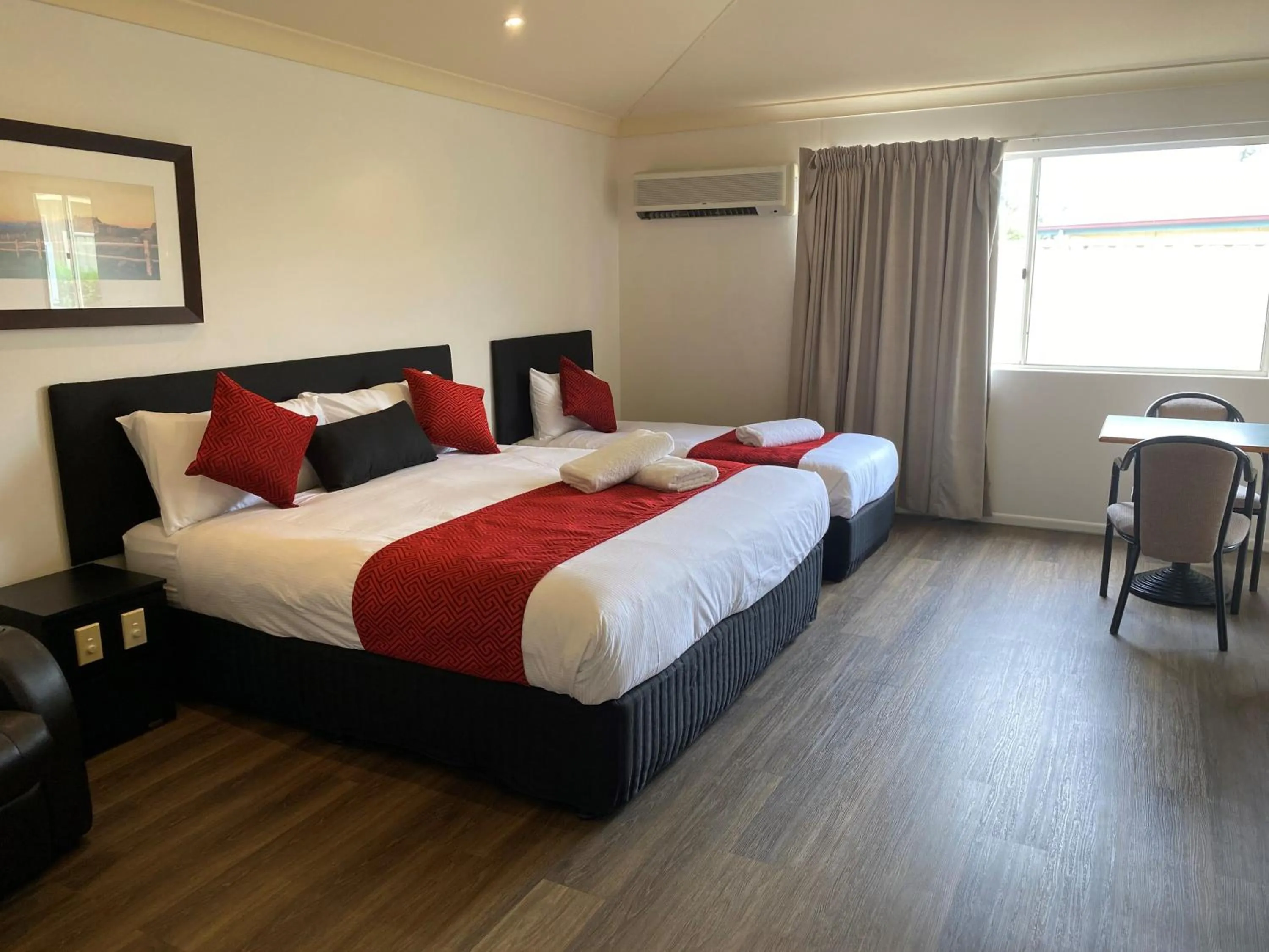 Bed in Emerald Explorers Inn