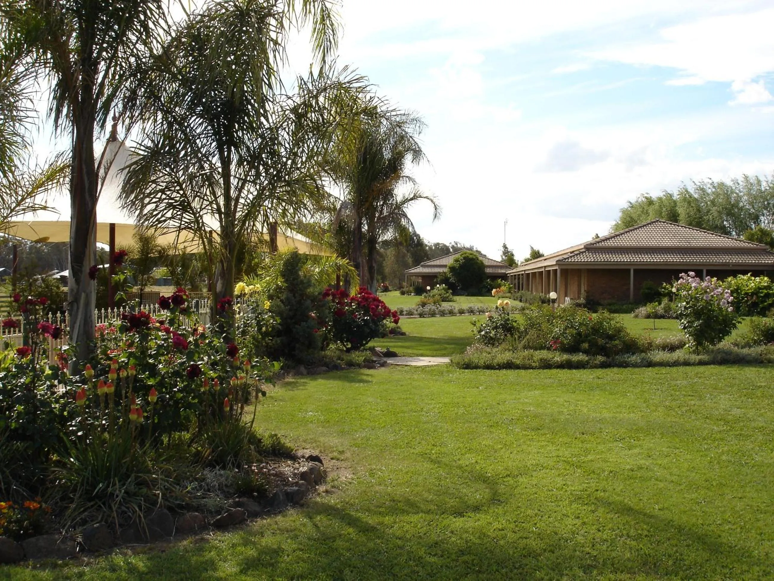 Garden in Paradise Lakes Motel Shepparton