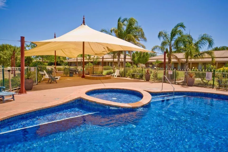 Swimming pool in Paradise Lakes Motel Shepparton