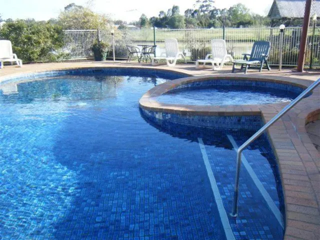 Swimming pool in Paradise Lakes Motel Shepparton