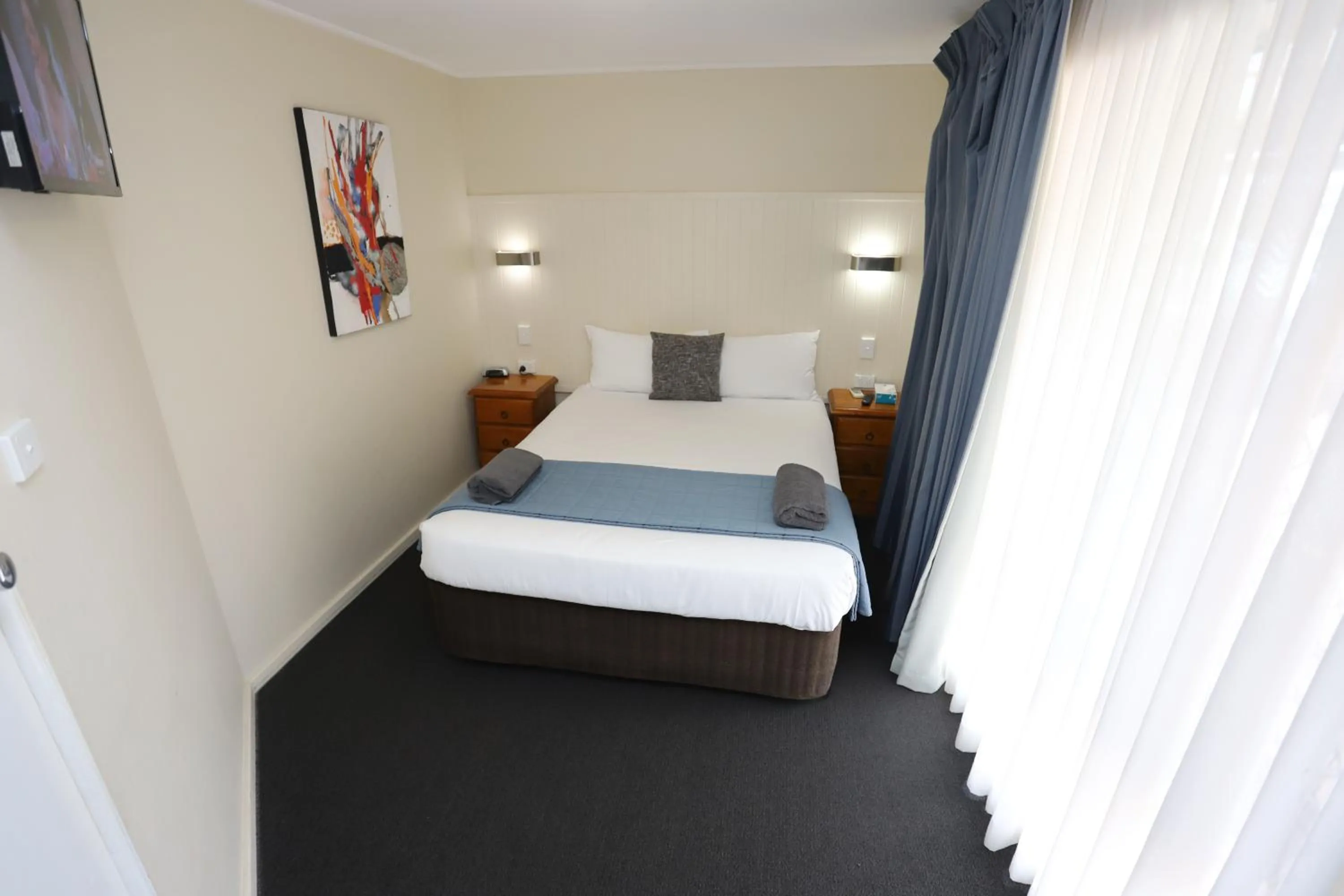 Bedroom, Bed in Sleepy Hill Motor Inn