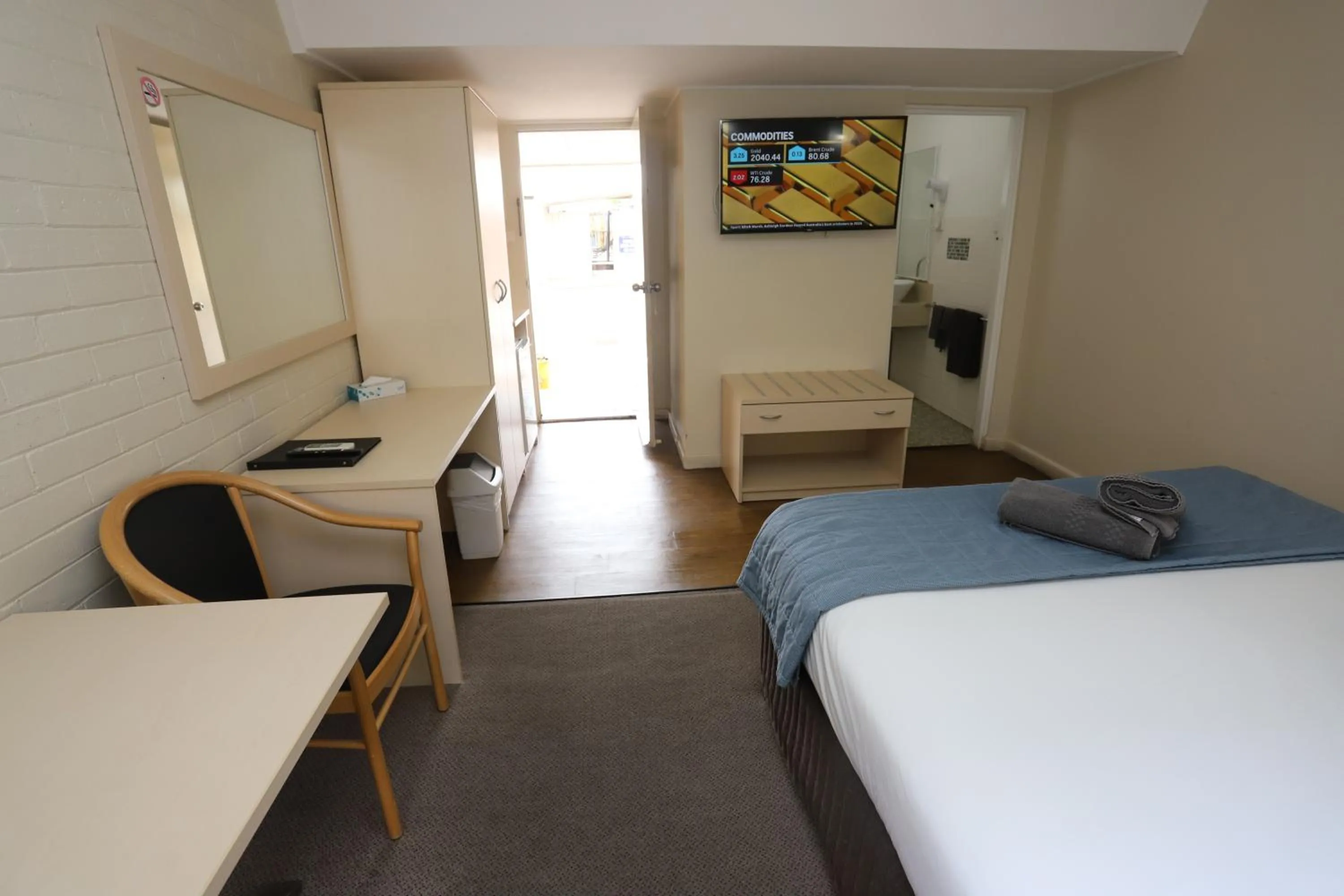 Photo of the whole room, Bed in Sleepy Hill Motor Inn