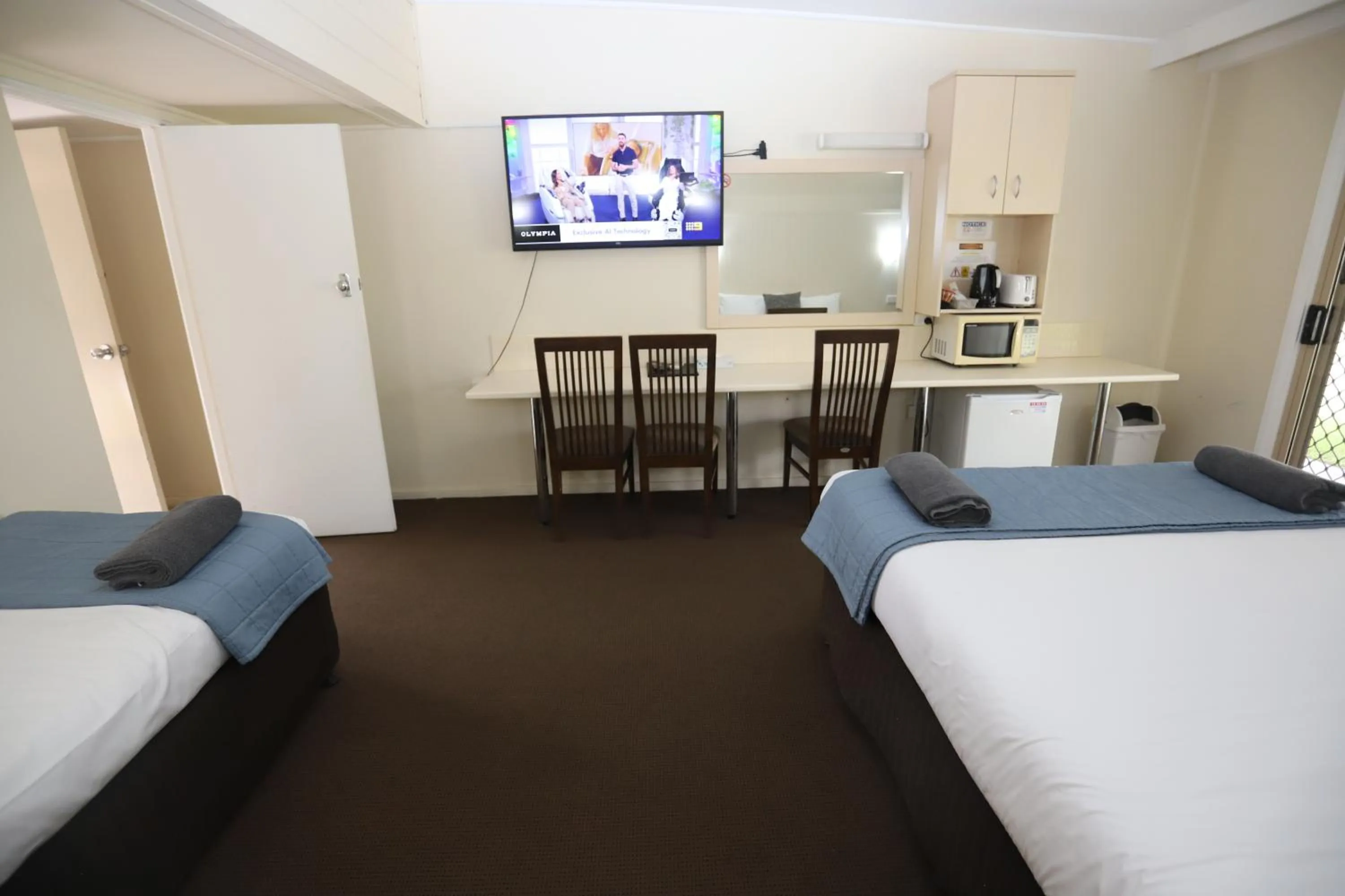 TV and multimedia, Bed in Sleepy Hill Motor Inn