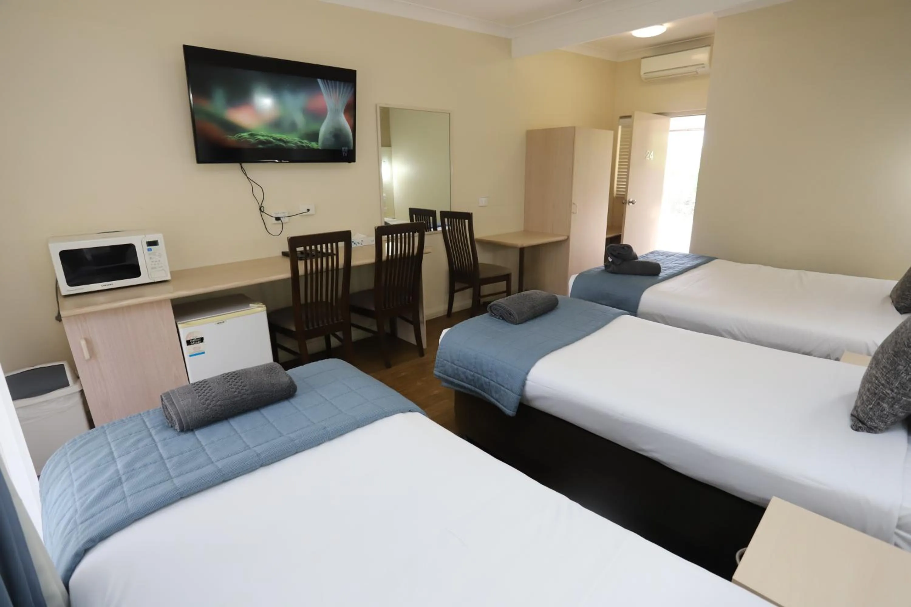 Photo of the whole room, Bed in Sleepy Hill Motor Inn