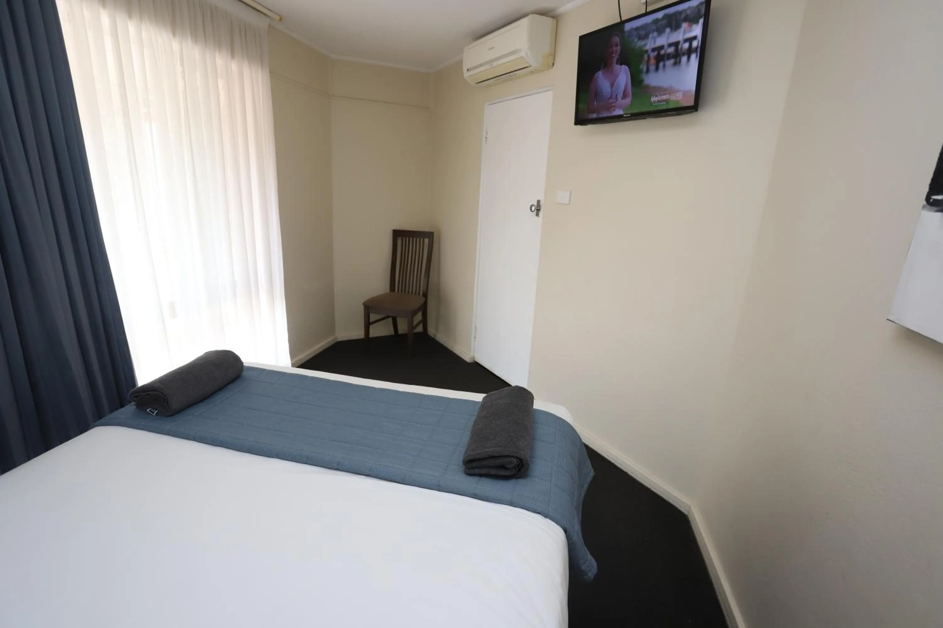 Bedroom, Bed in Sleepy Hill Motor Inn