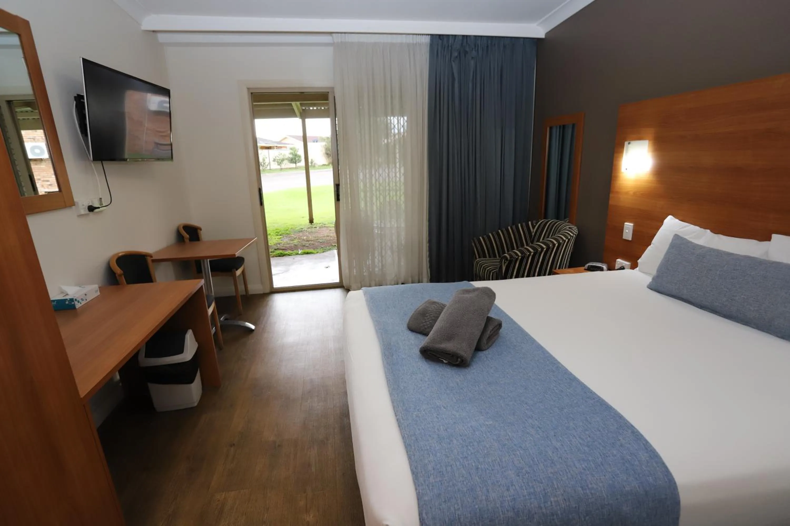 Photo of the whole room, Bed in Sleepy Hill Motor Inn