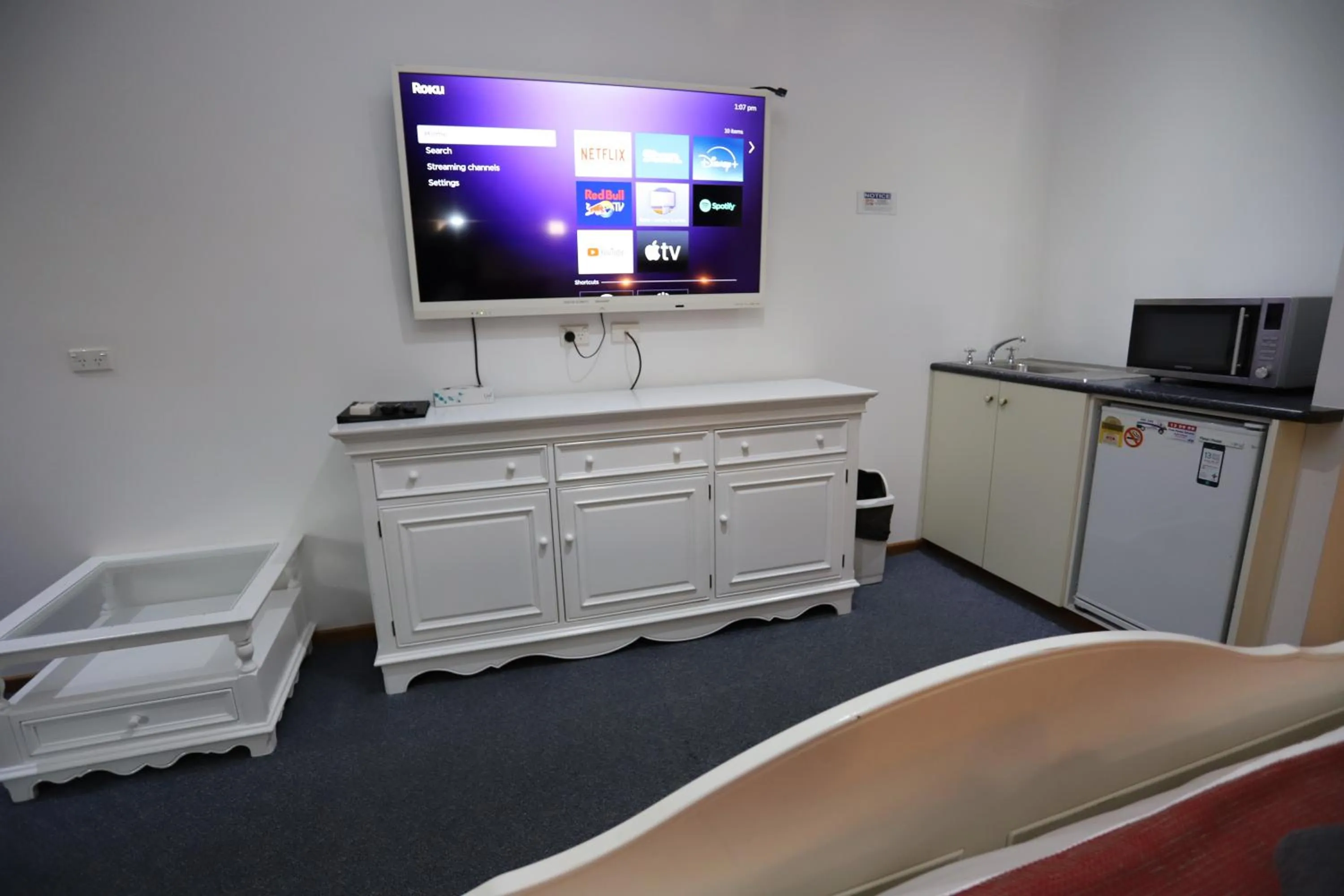 TV and multimedia in Sleepy Hill Motor Inn