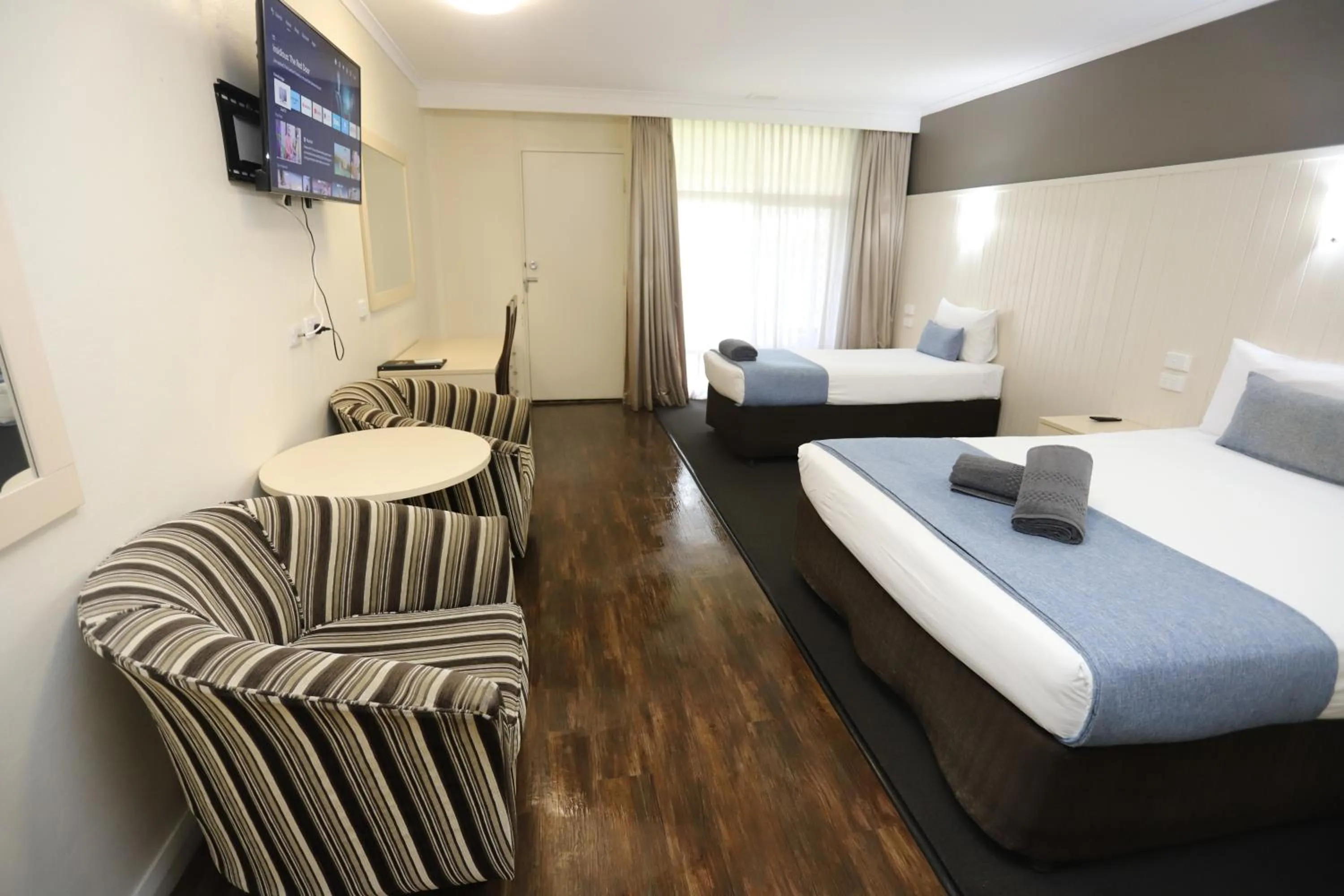 Bedroom, Bed in Sleepy Hill Motor Inn