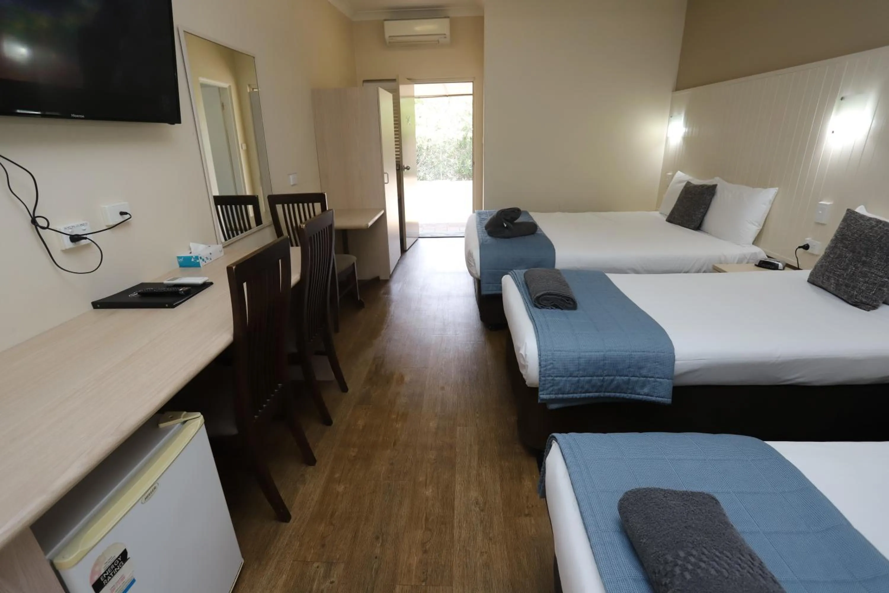 Photo of the whole room, Bed in Sleepy Hill Motor Inn