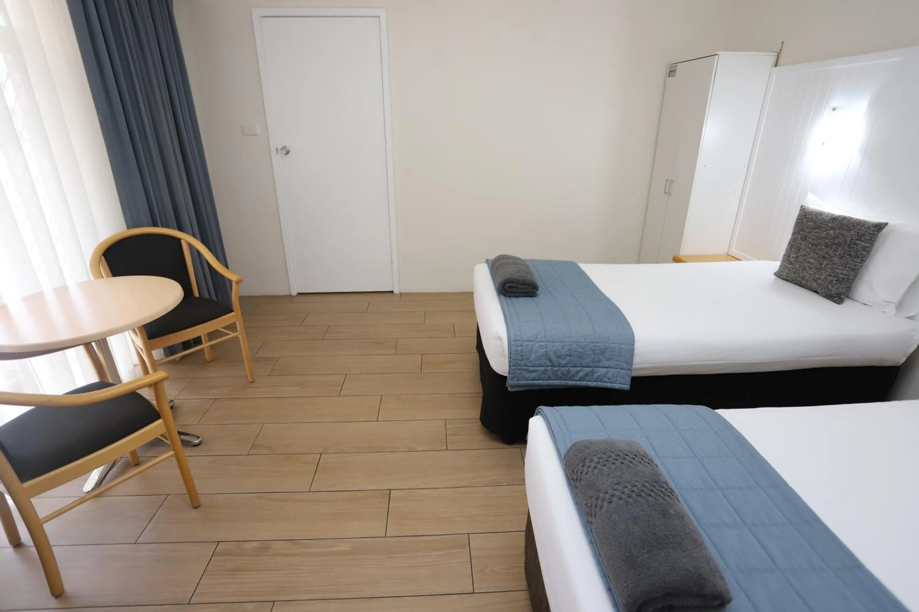 Bedroom, Bed in Sleepy Hill Motor Inn