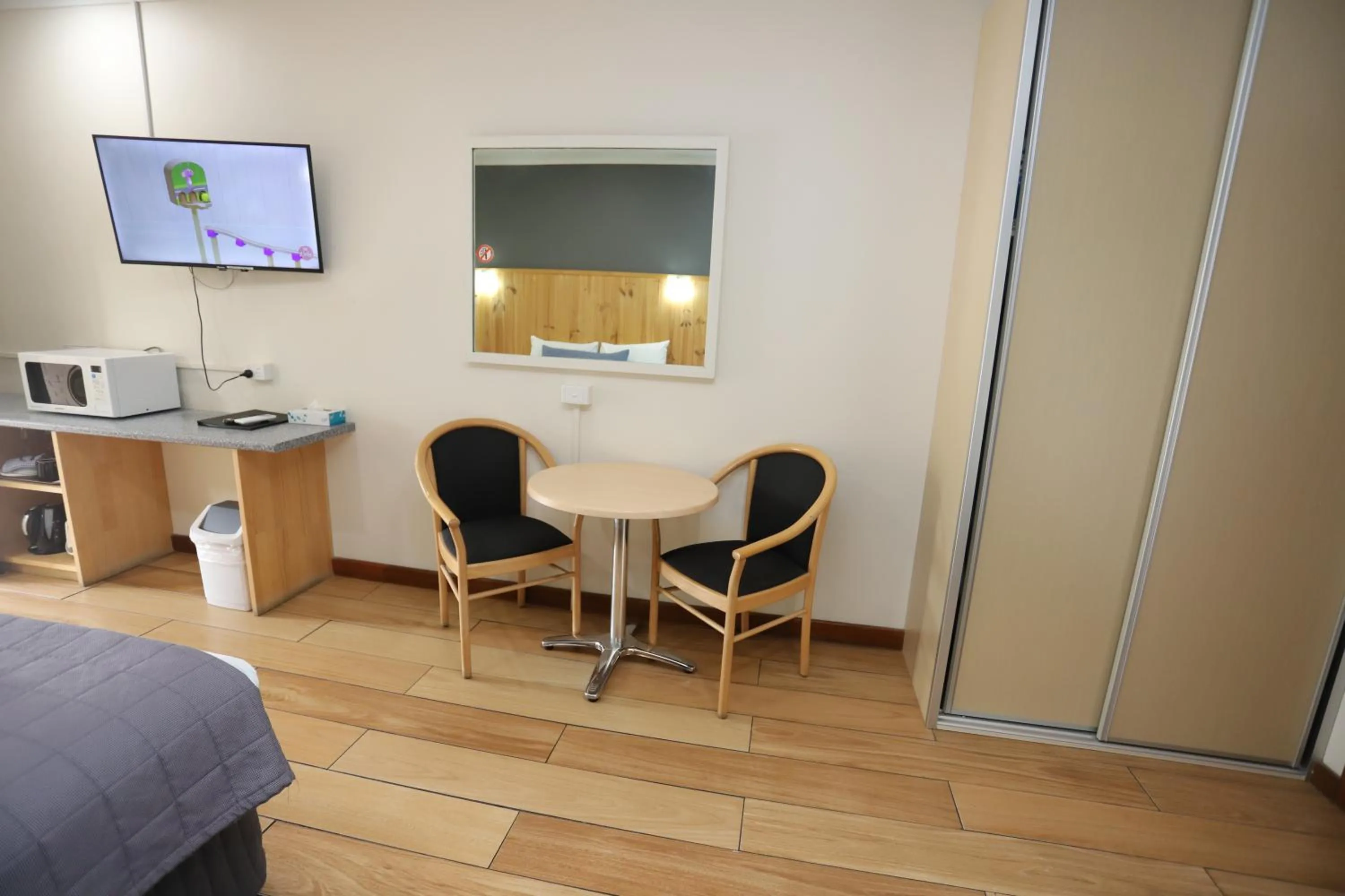 hair dresser in Sleepy Hill Motor Inn