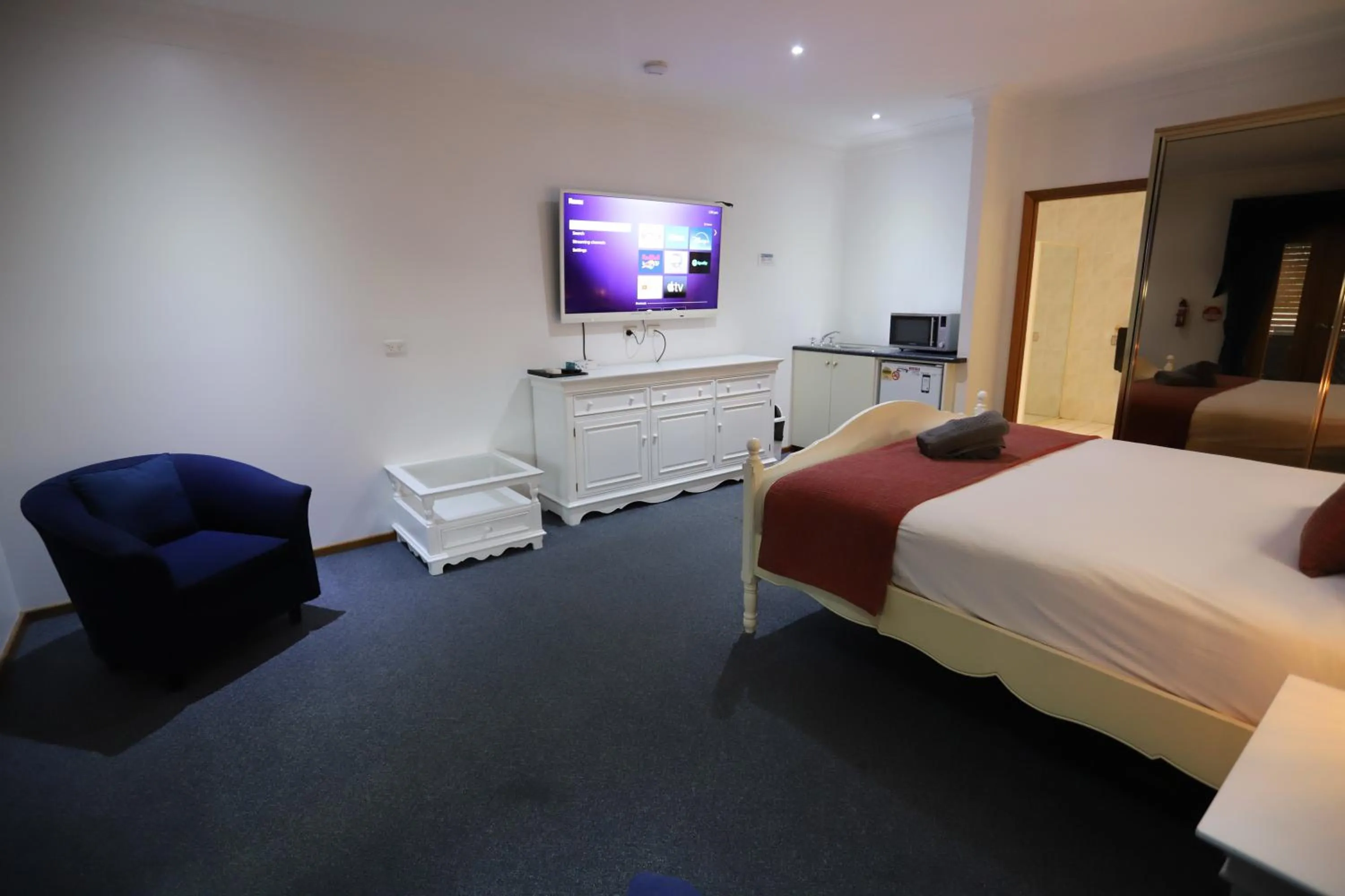 Photo of the whole room, Bed in Sleepy Hill Motor Inn