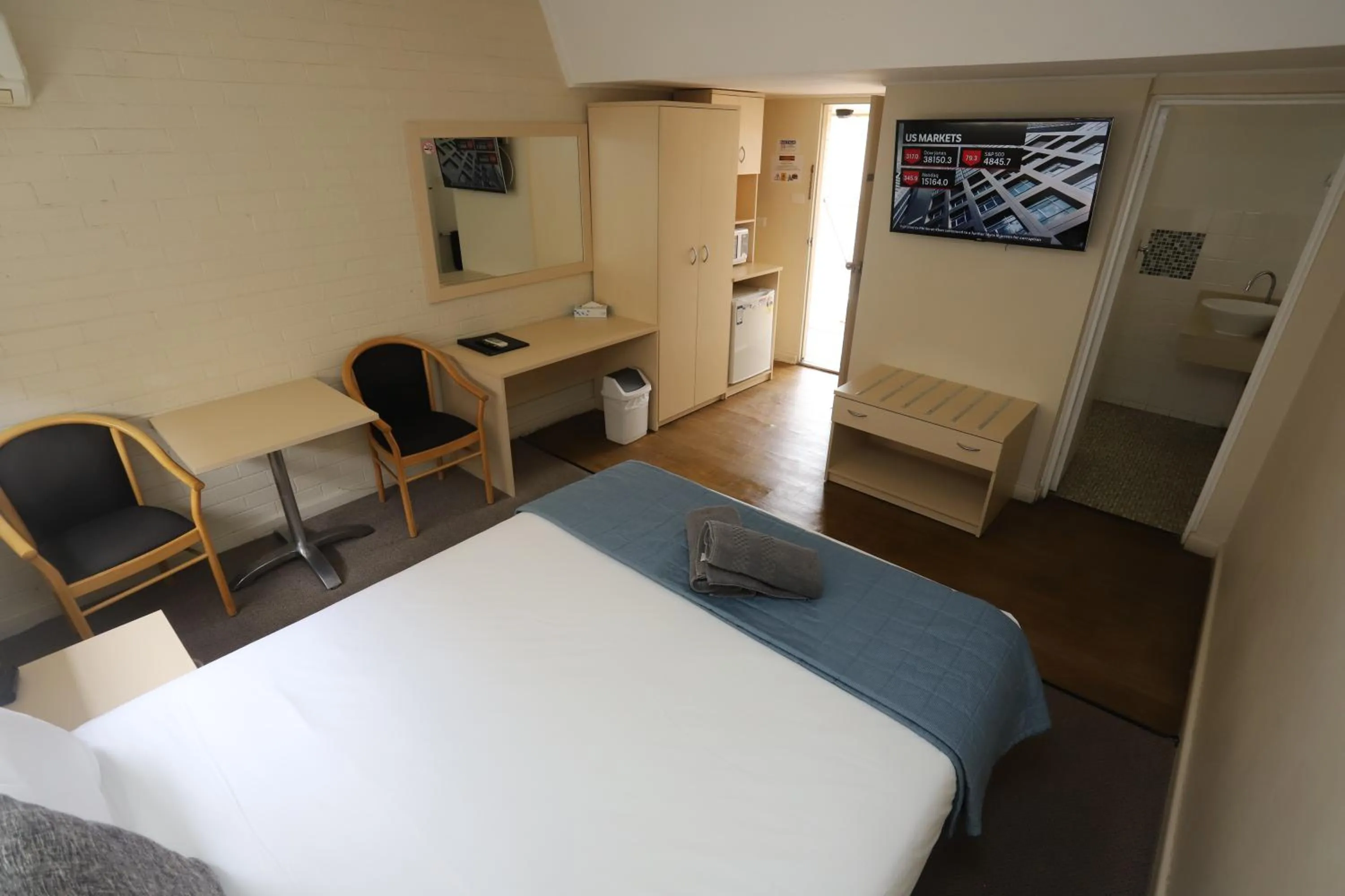 Photo of the whole room, Bed in Sleepy Hill Motor Inn