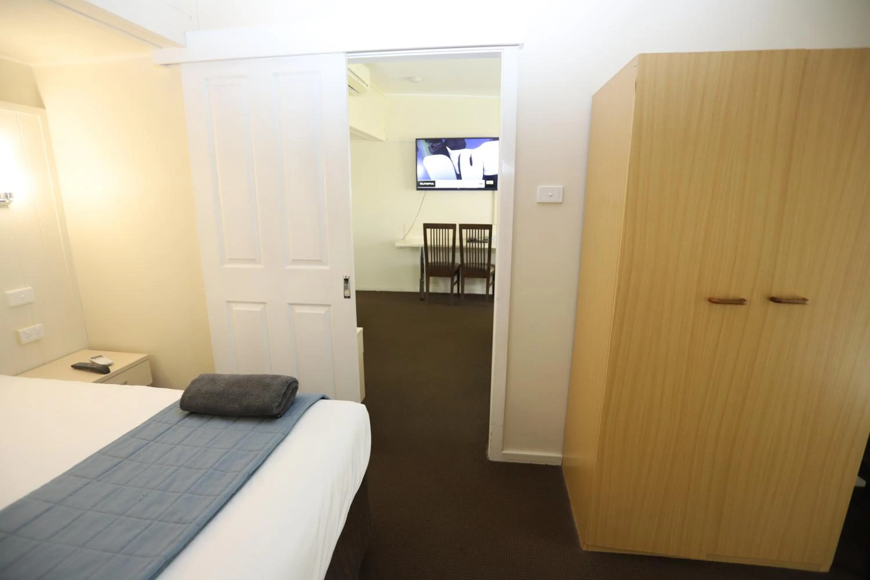 Bedroom, Bed in Sleepy Hill Motor Inn