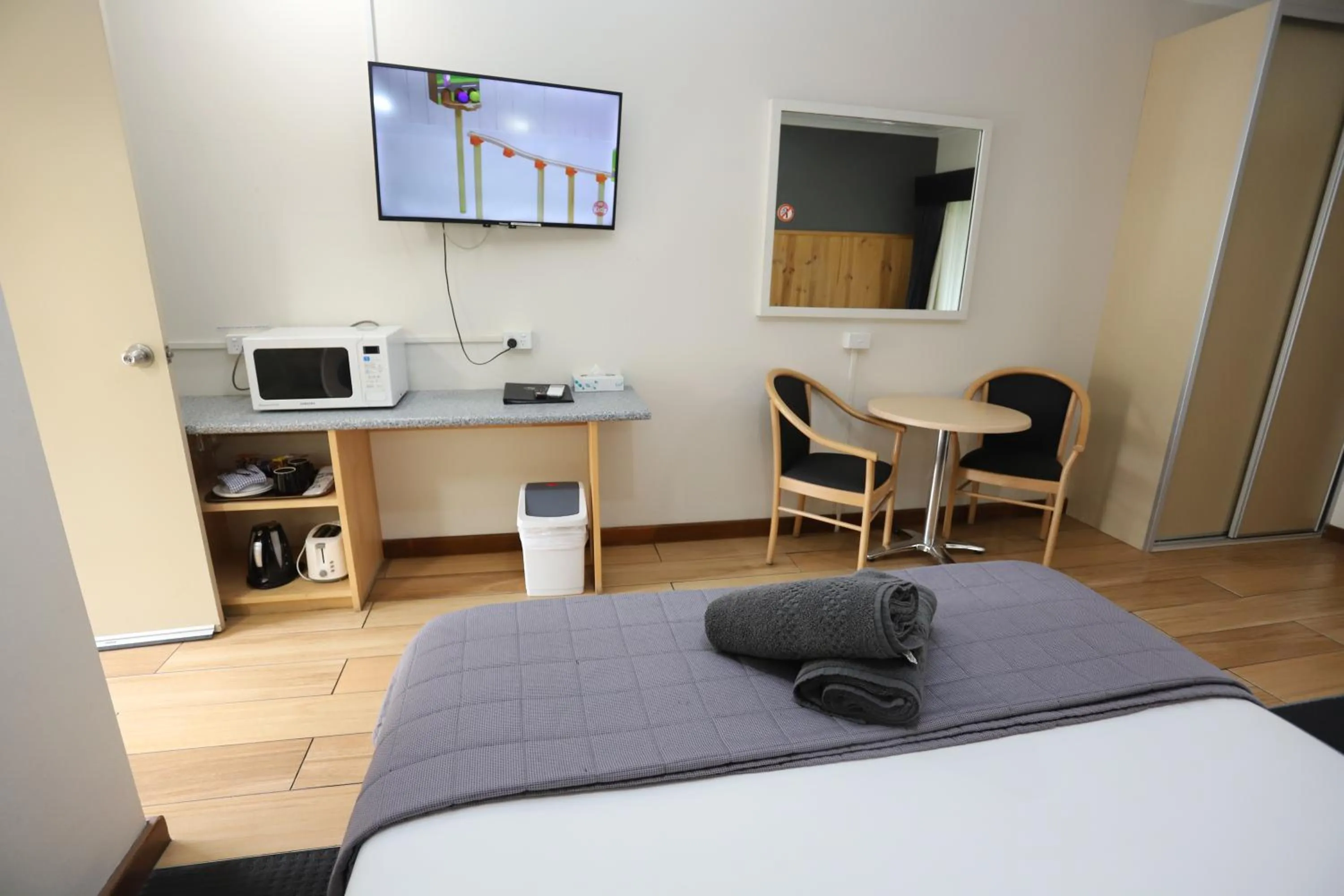 TV and multimedia, Bed in Sleepy Hill Motor Inn