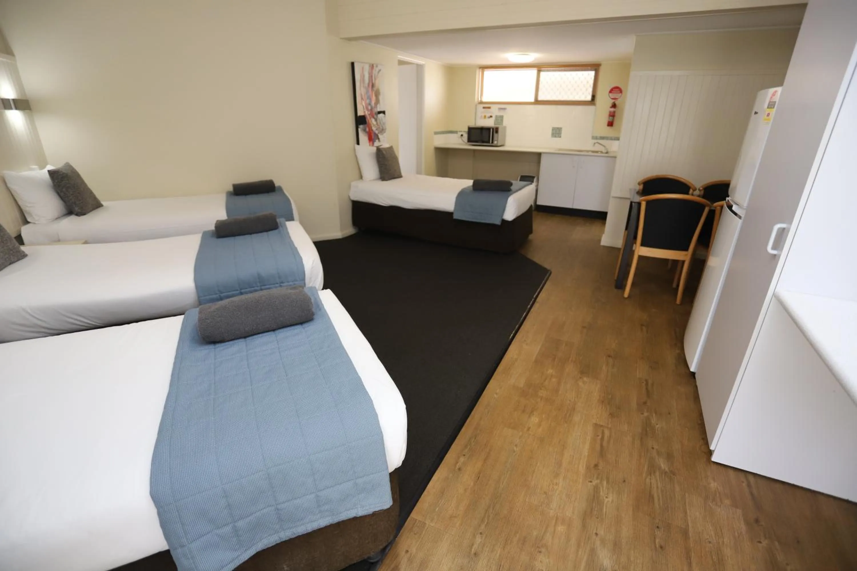 Kitchen or kitchenette, Bed in Sleepy Hill Motor Inn