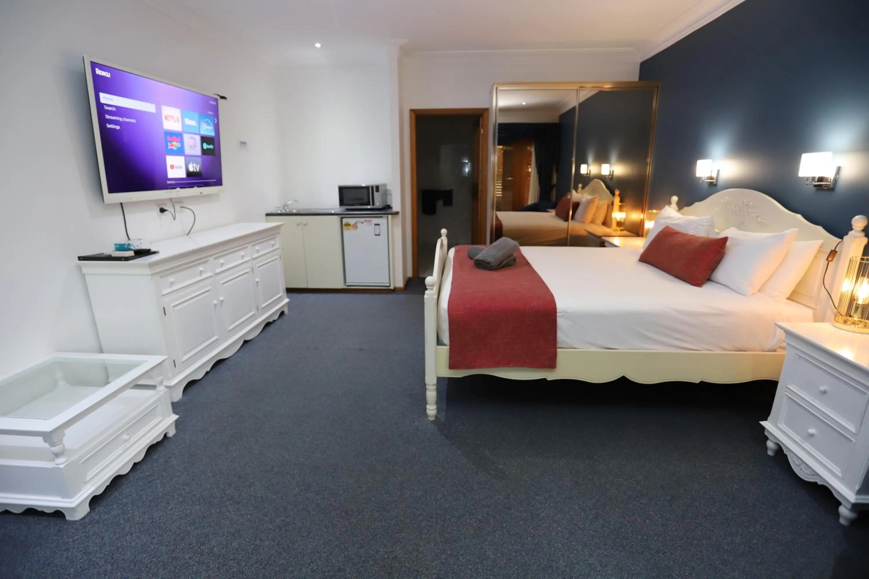 TV and multimedia, Bed in Sleepy Hill Motor Inn