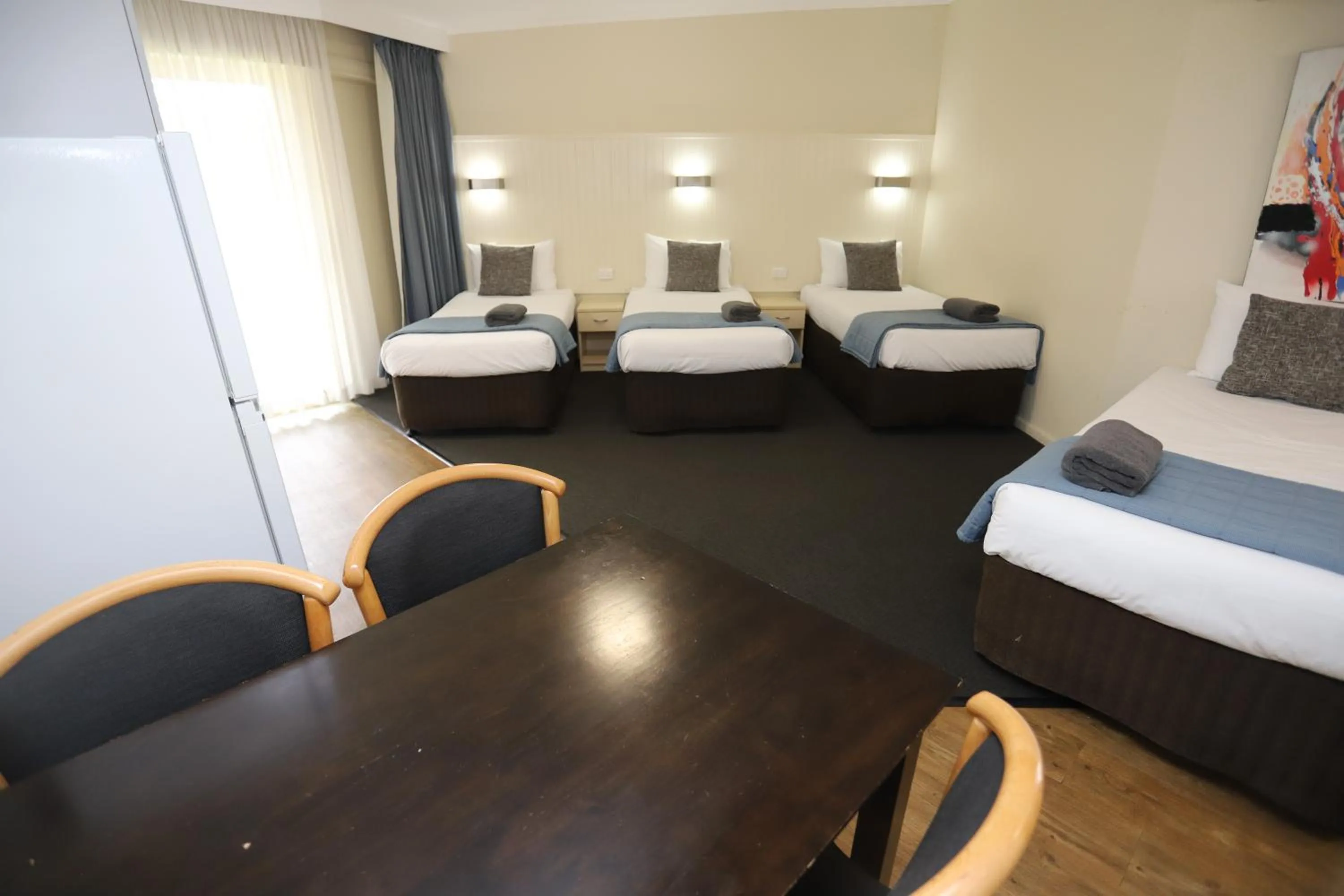 Living room, Bed in Sleepy Hill Motor Inn