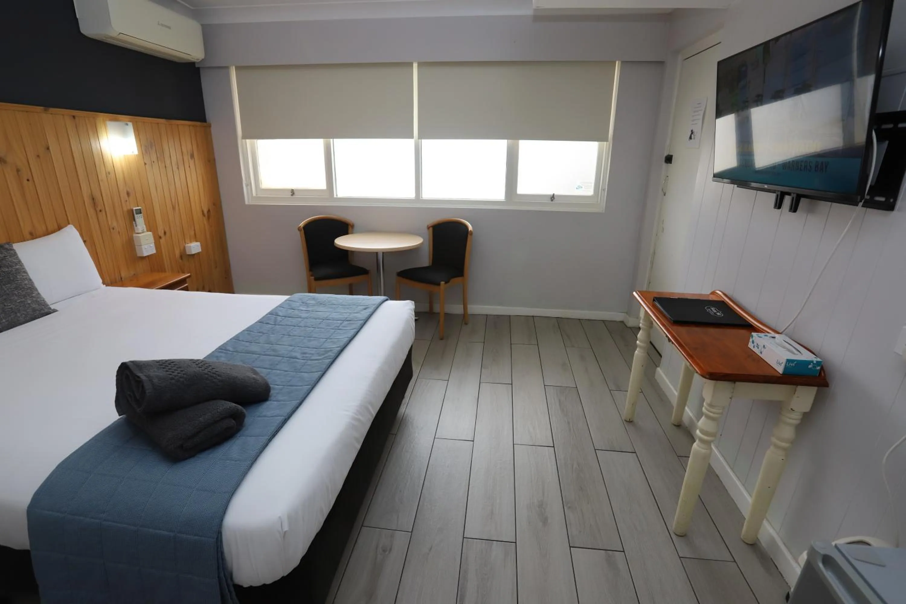 Bedroom, Bed in Sleepy Hill Motor Inn