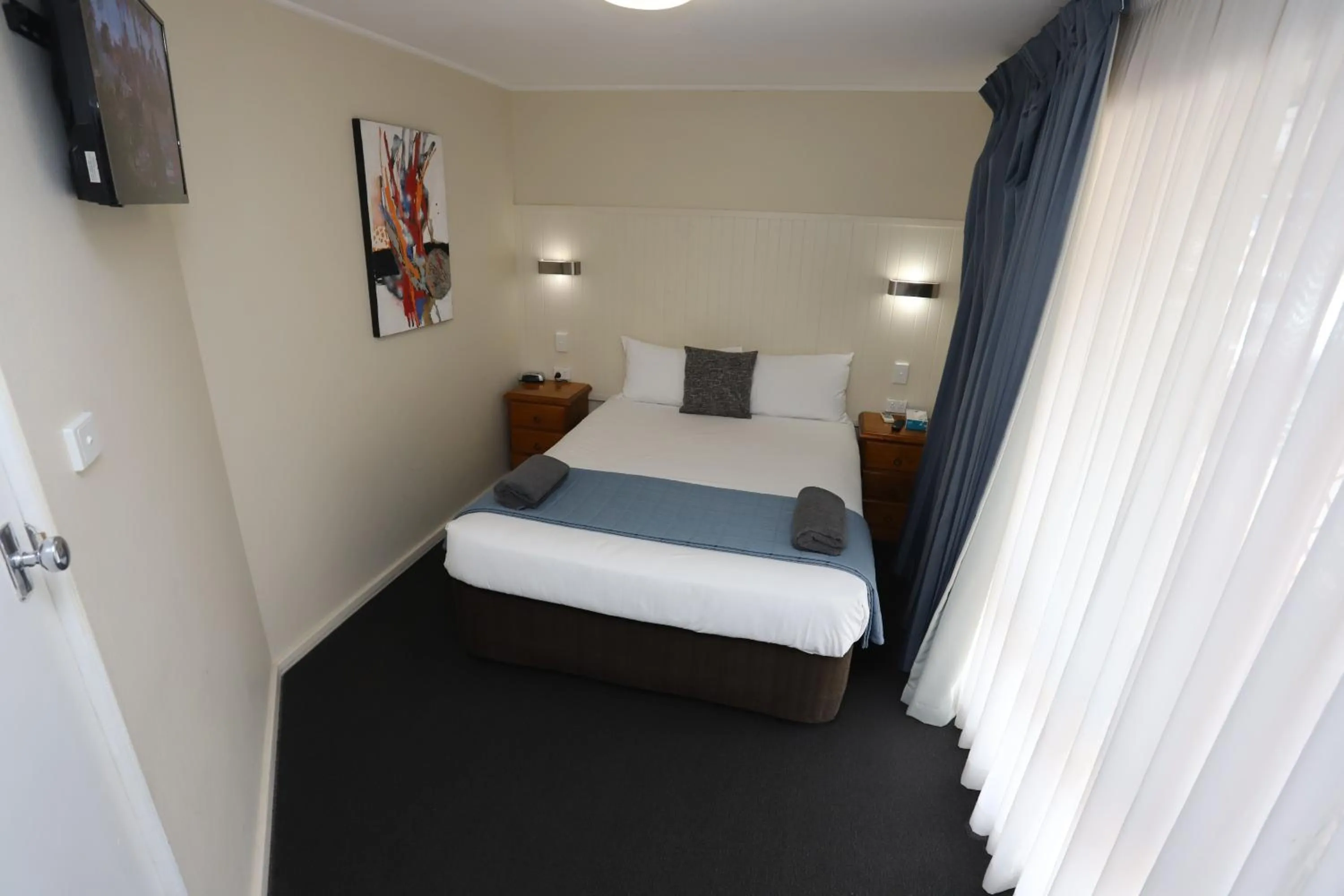 Bedroom, Bed in Sleepy Hill Motor Inn