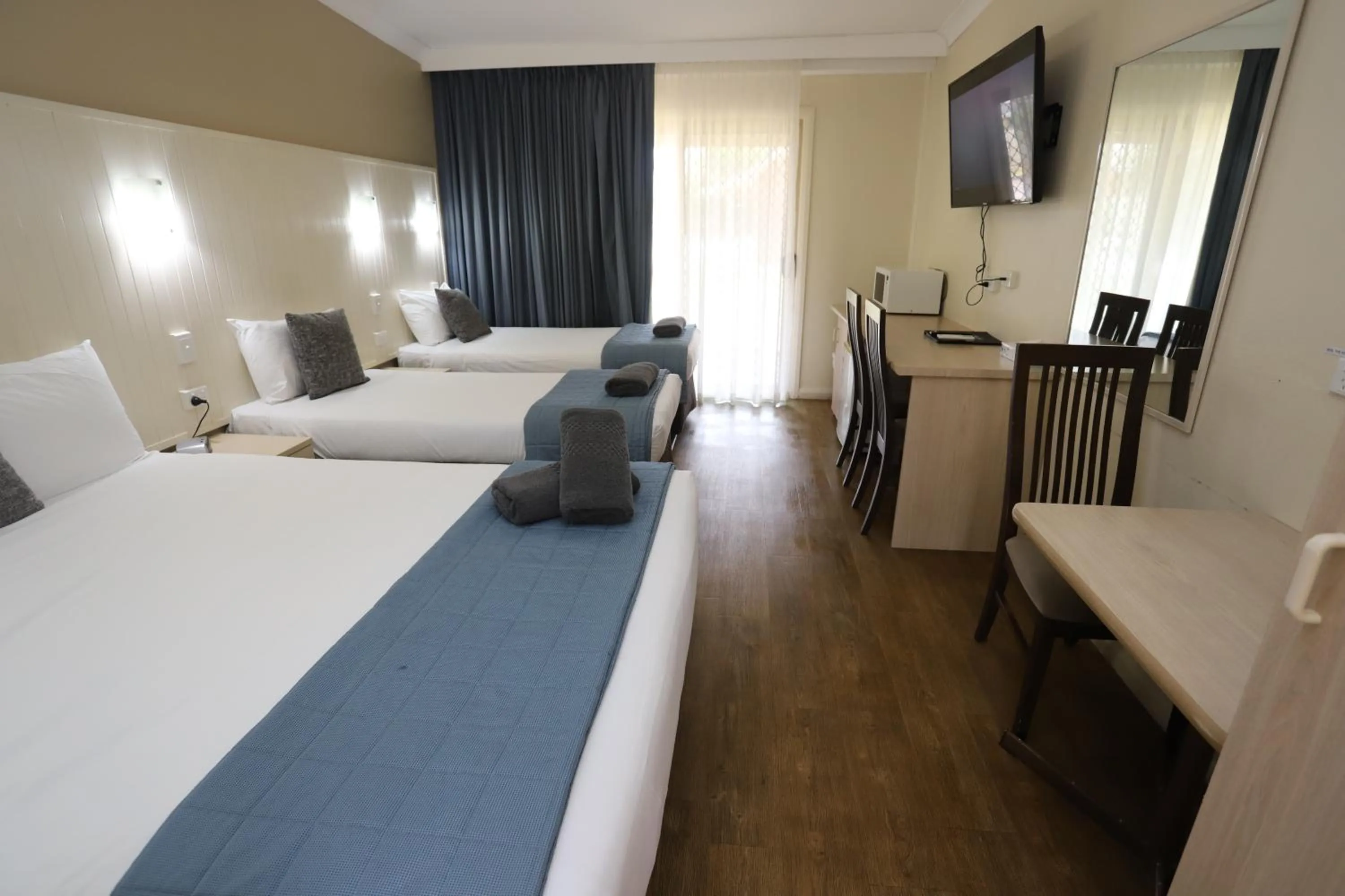 Photo of the whole room, Bed in Sleepy Hill Motor Inn