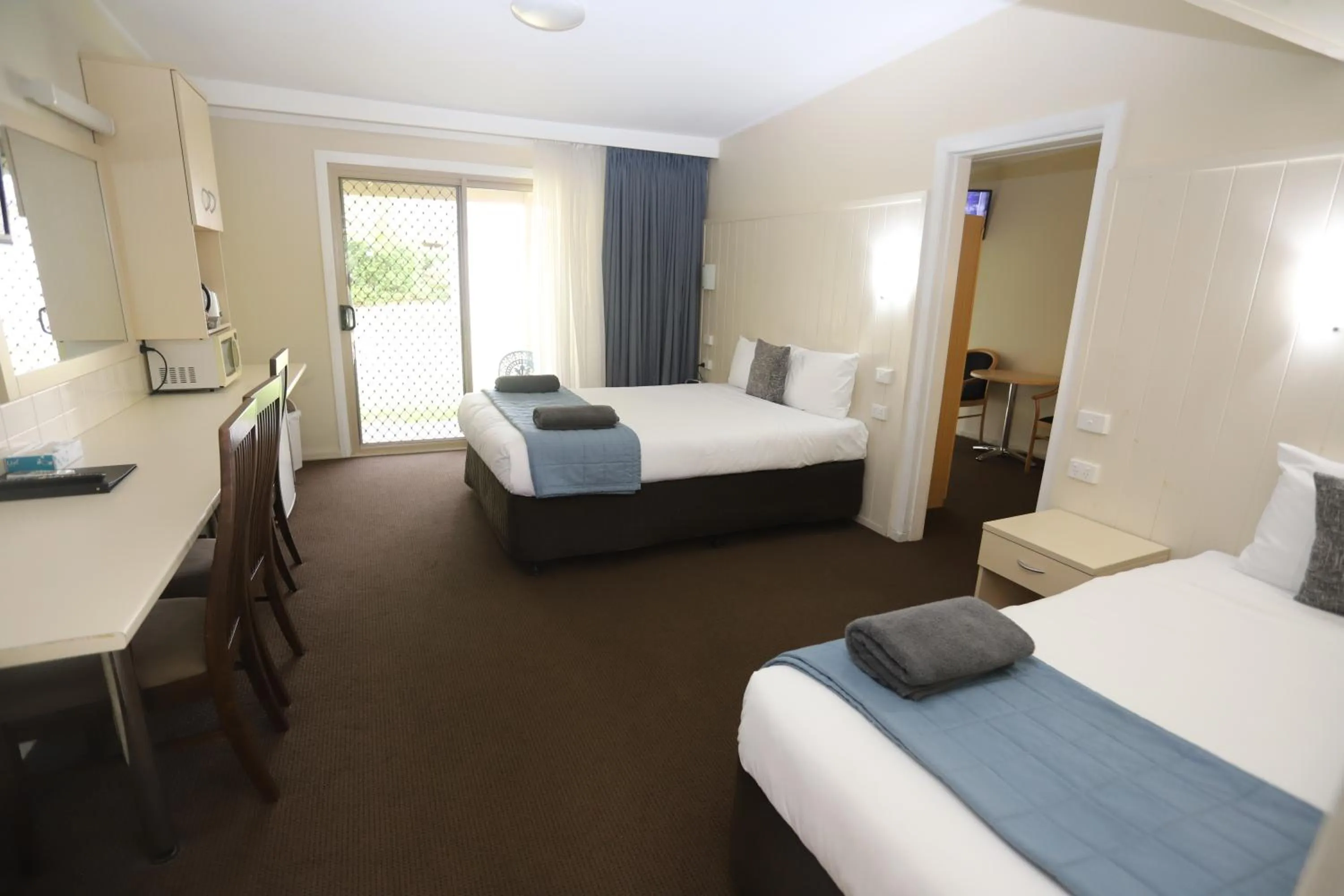 Bedroom, Bed in Sleepy Hill Motor Inn