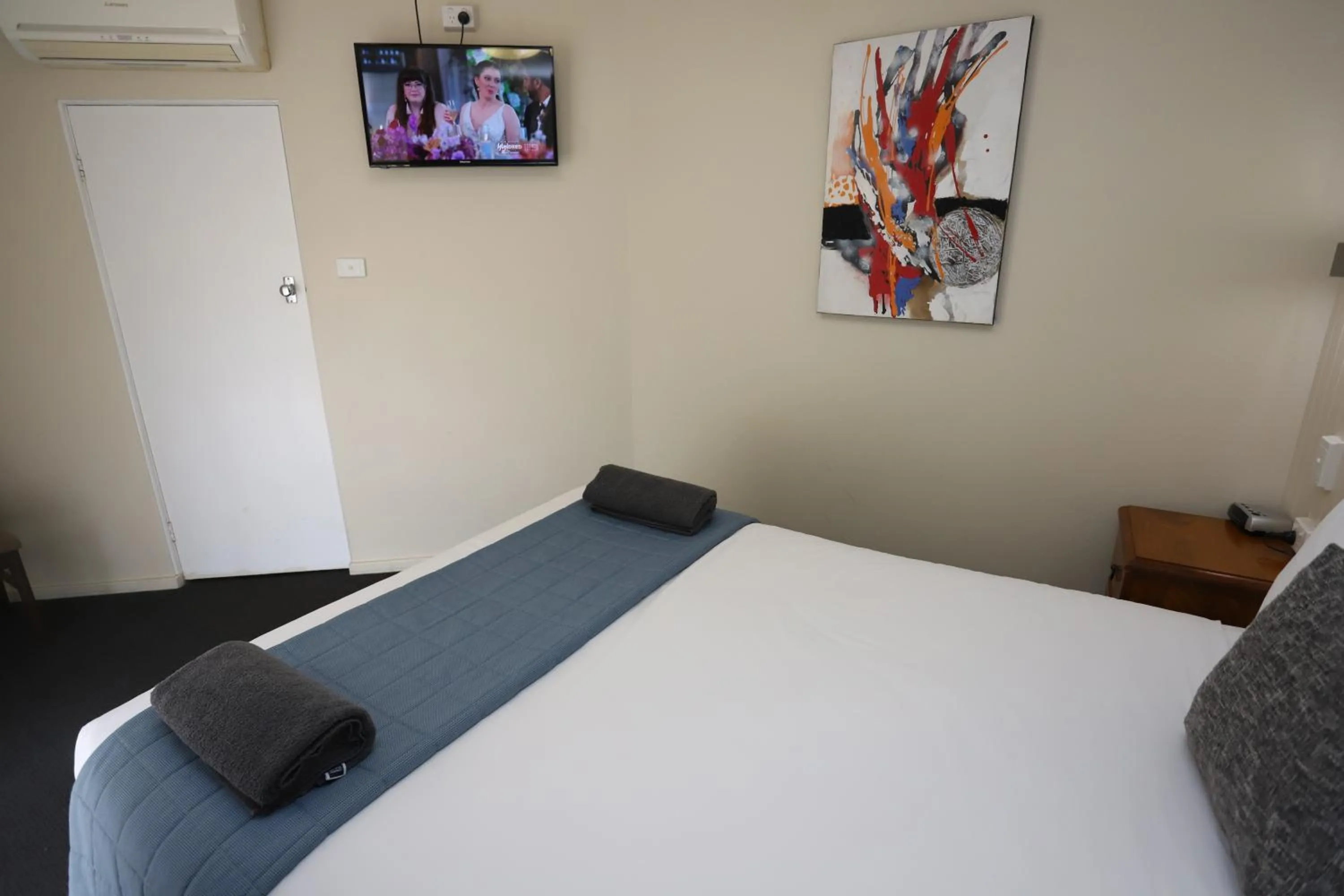 Bedroom, Bed in Sleepy Hill Motor Inn