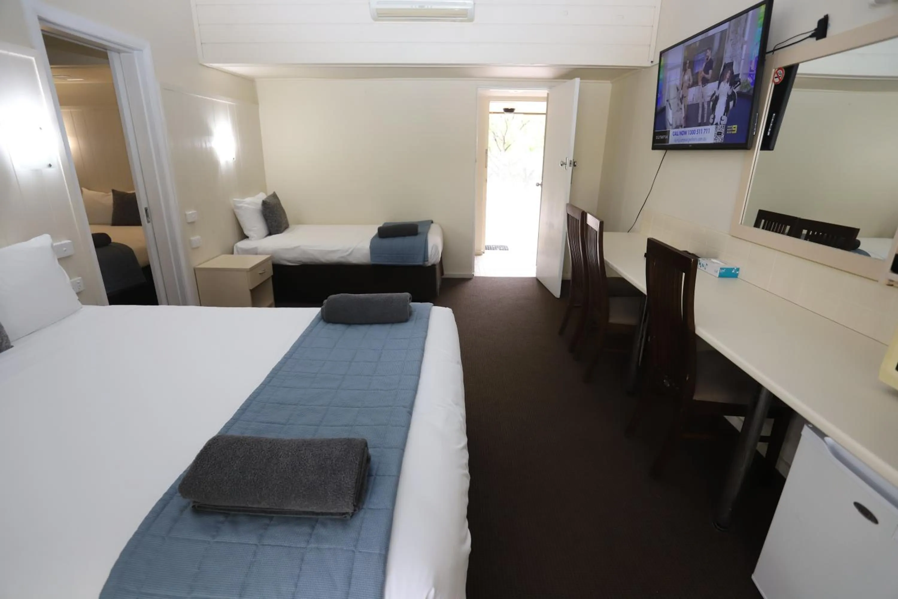 Living room, Bed in Sleepy Hill Motor Inn