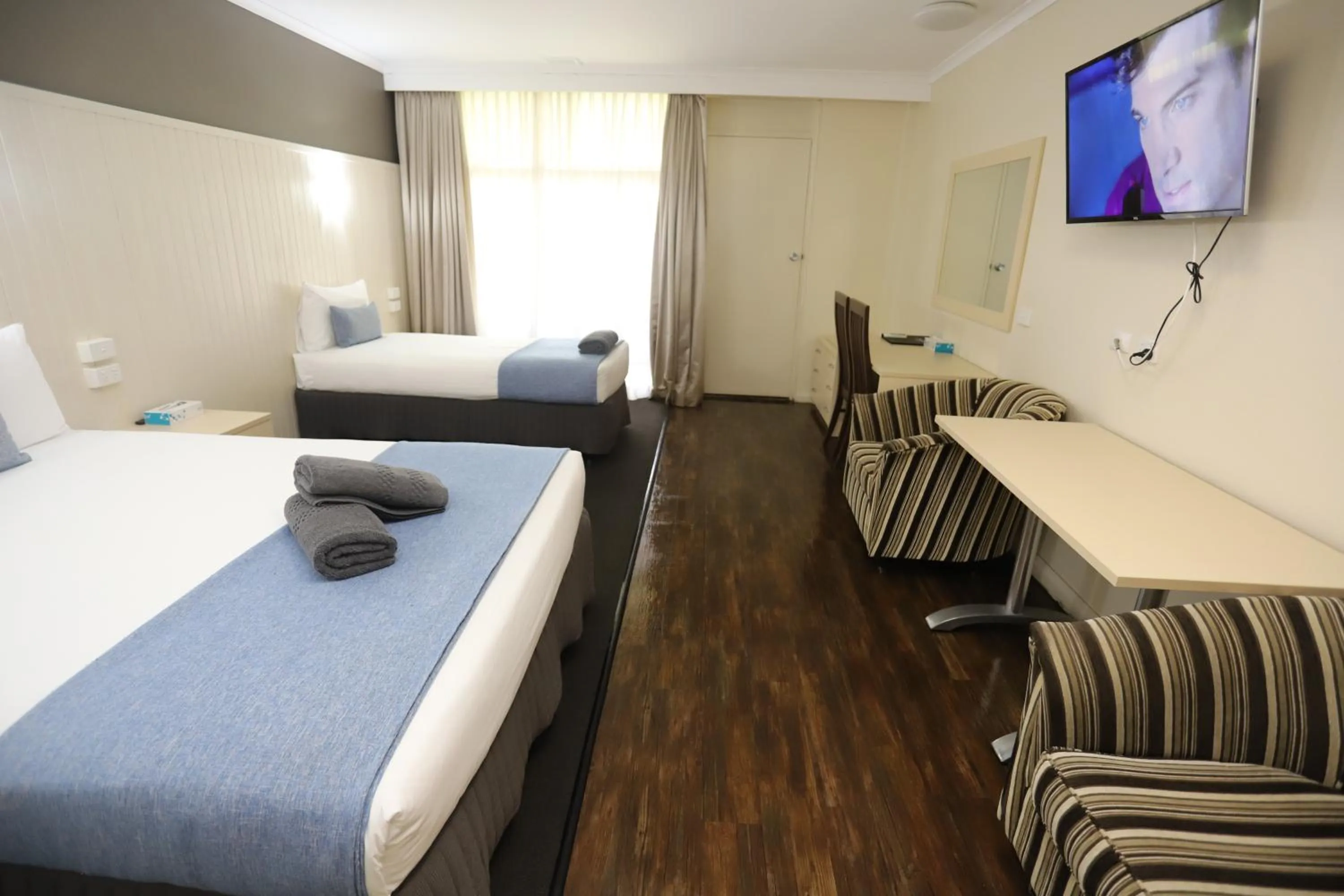 Living room, Bed in Sleepy Hill Motor Inn