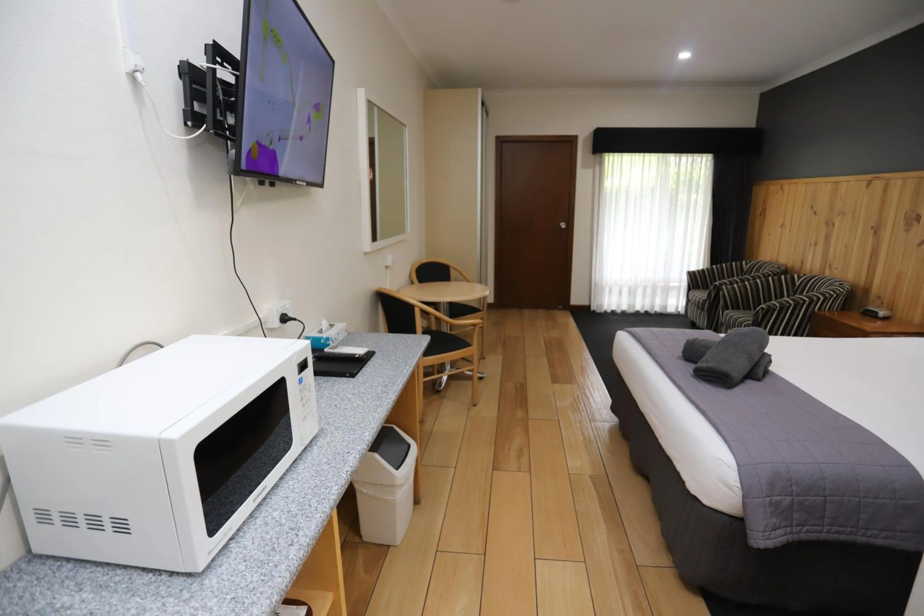 Photo of the whole room, Bed in Sleepy Hill Motor Inn