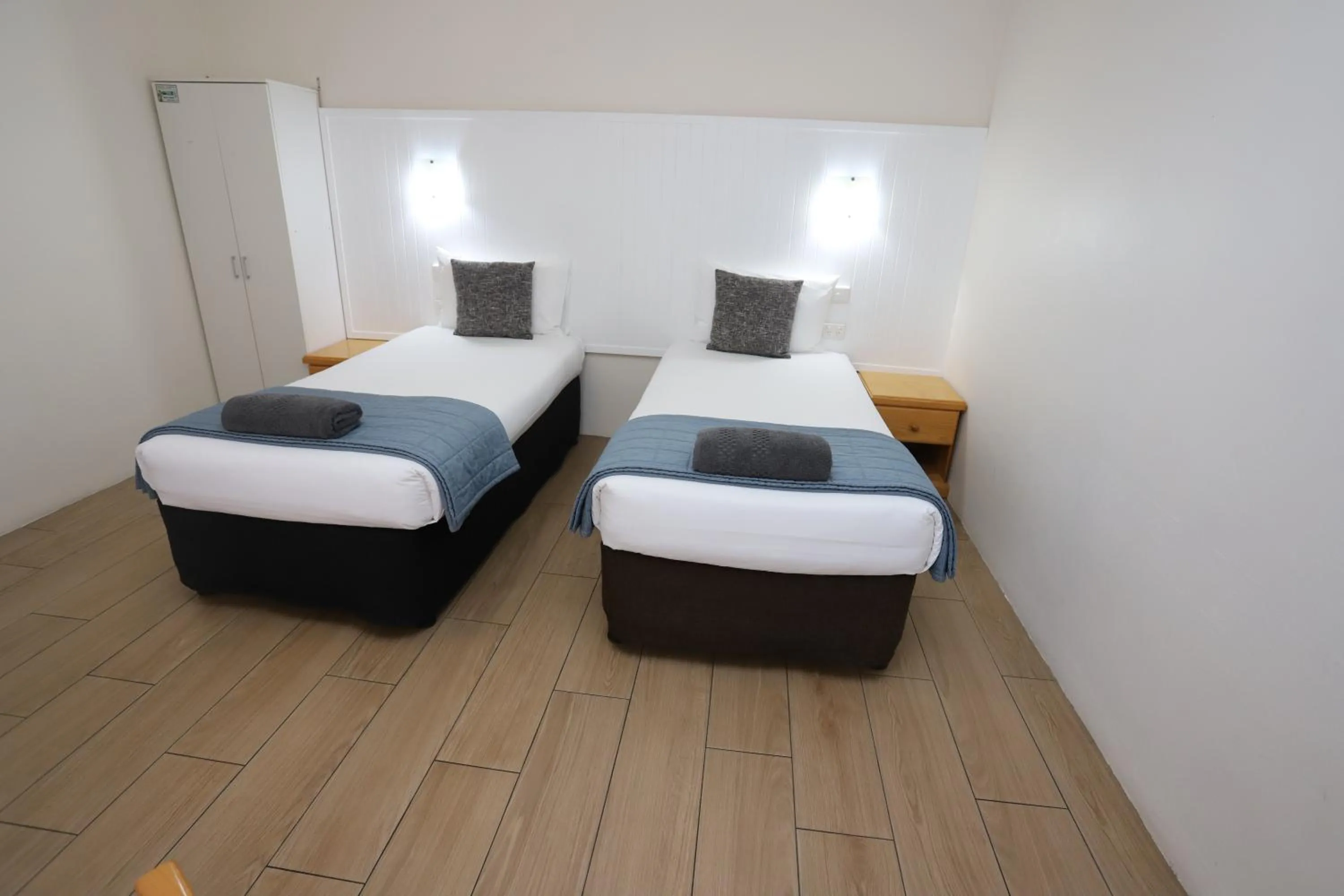 Bedroom, Bed in Sleepy Hill Motor Inn