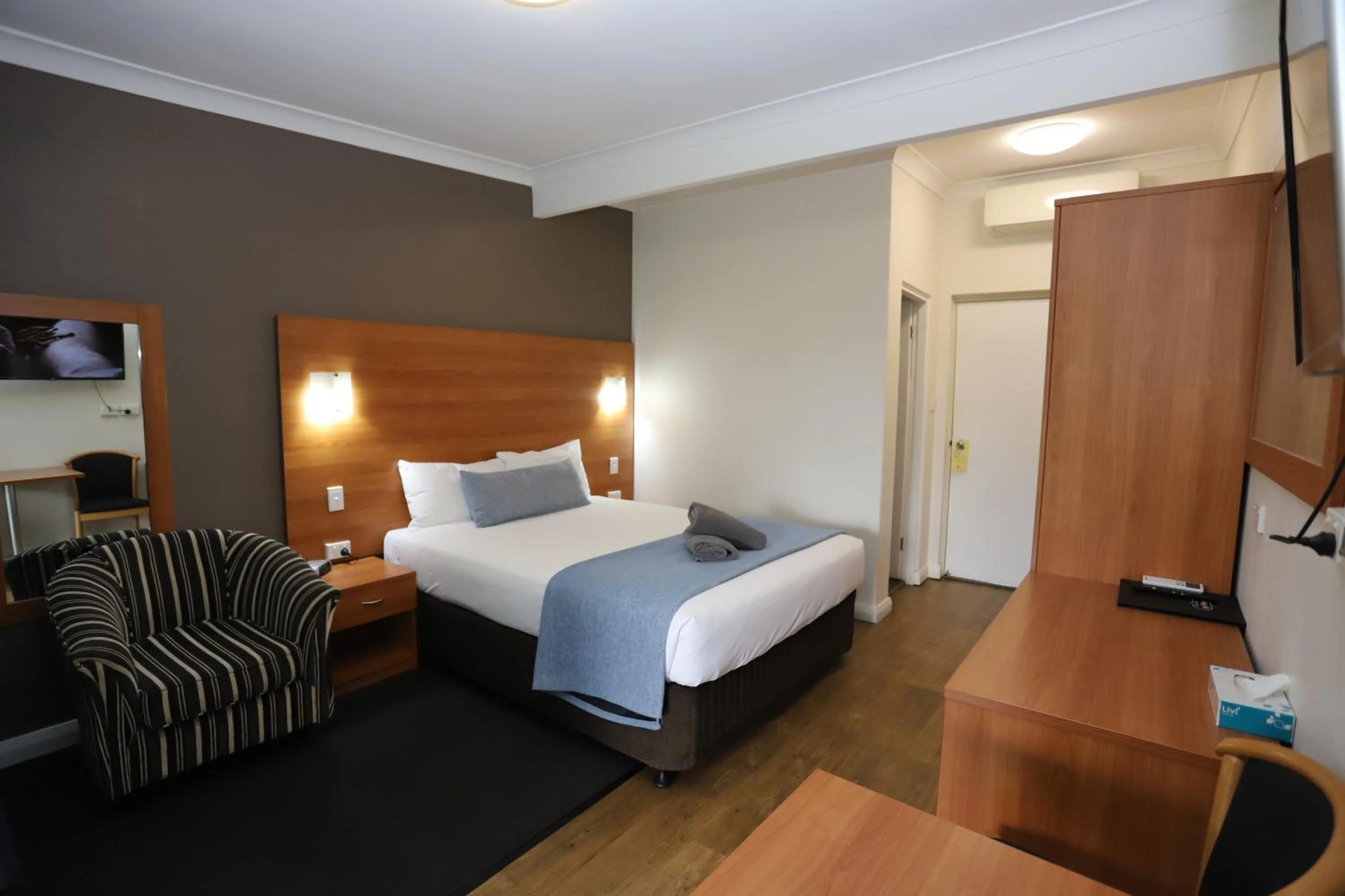 Photo of the whole room, Bed in Sleepy Hill Motor Inn