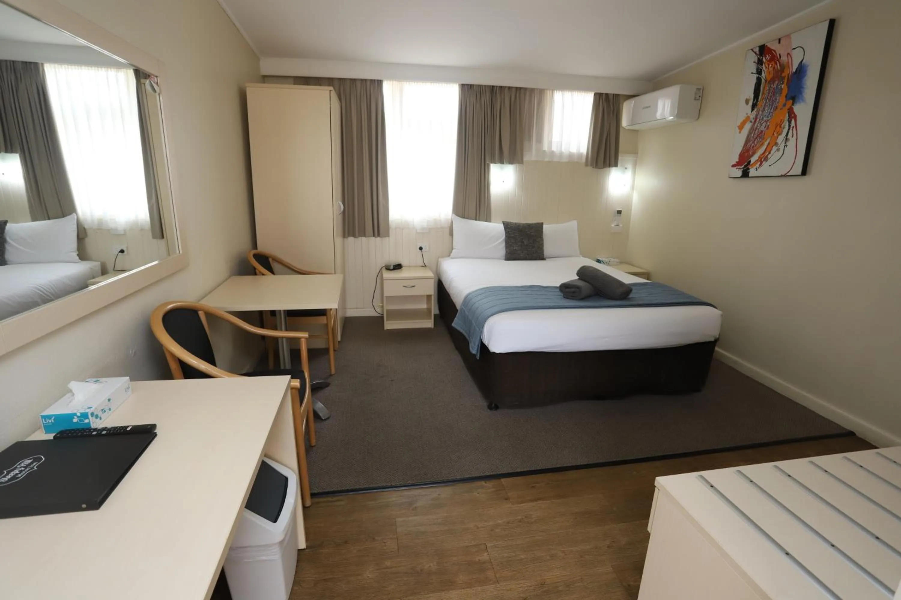 Photo of the whole room, Bed in Sleepy Hill Motor Inn