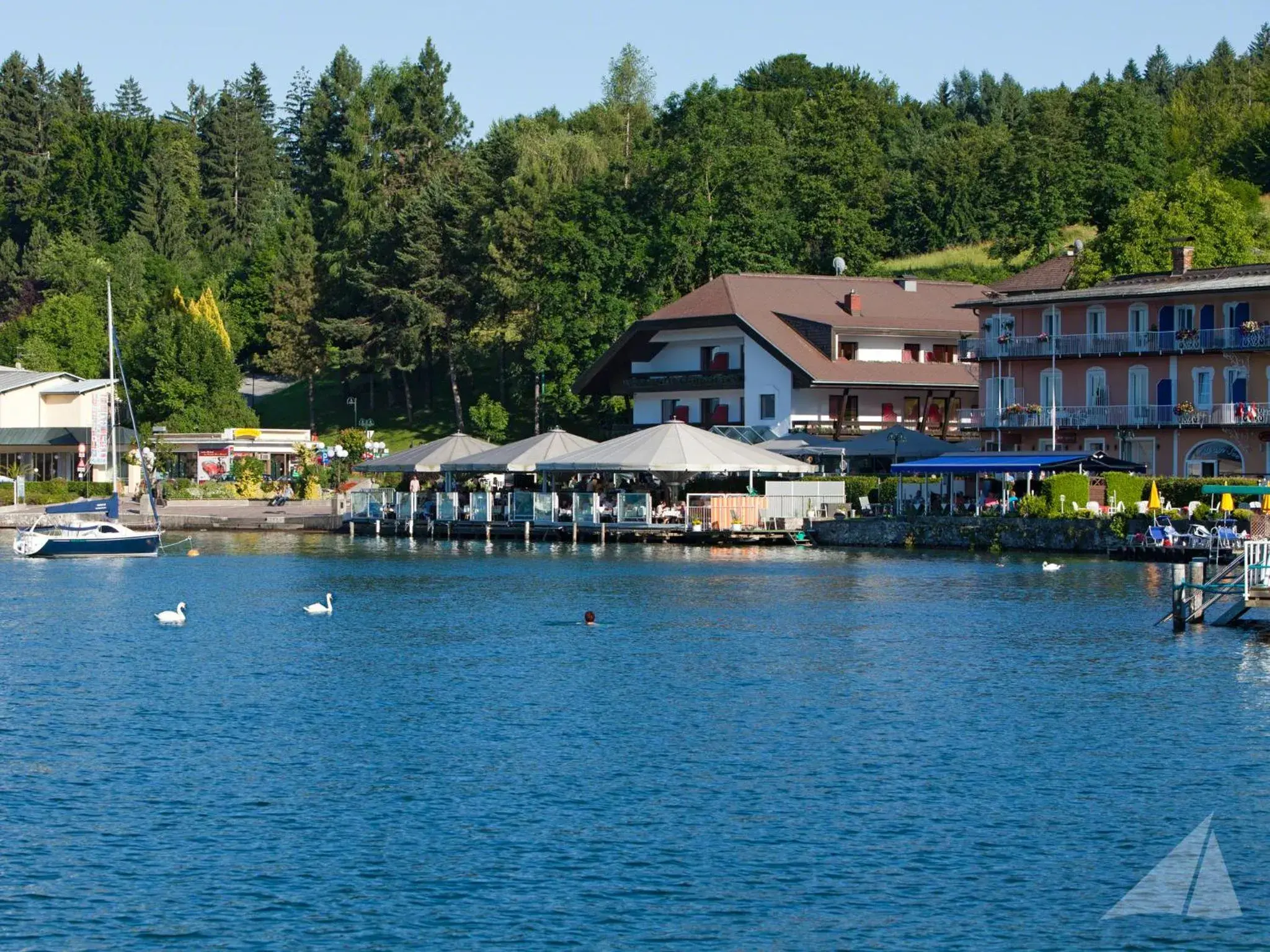 Hotel-Restaurant "Veldener Traumschiff" direkt am See in 2min im Zentrum Hotel-Restaurant "Veldener Traumschiff" direkt am See in 2min im Zentrum