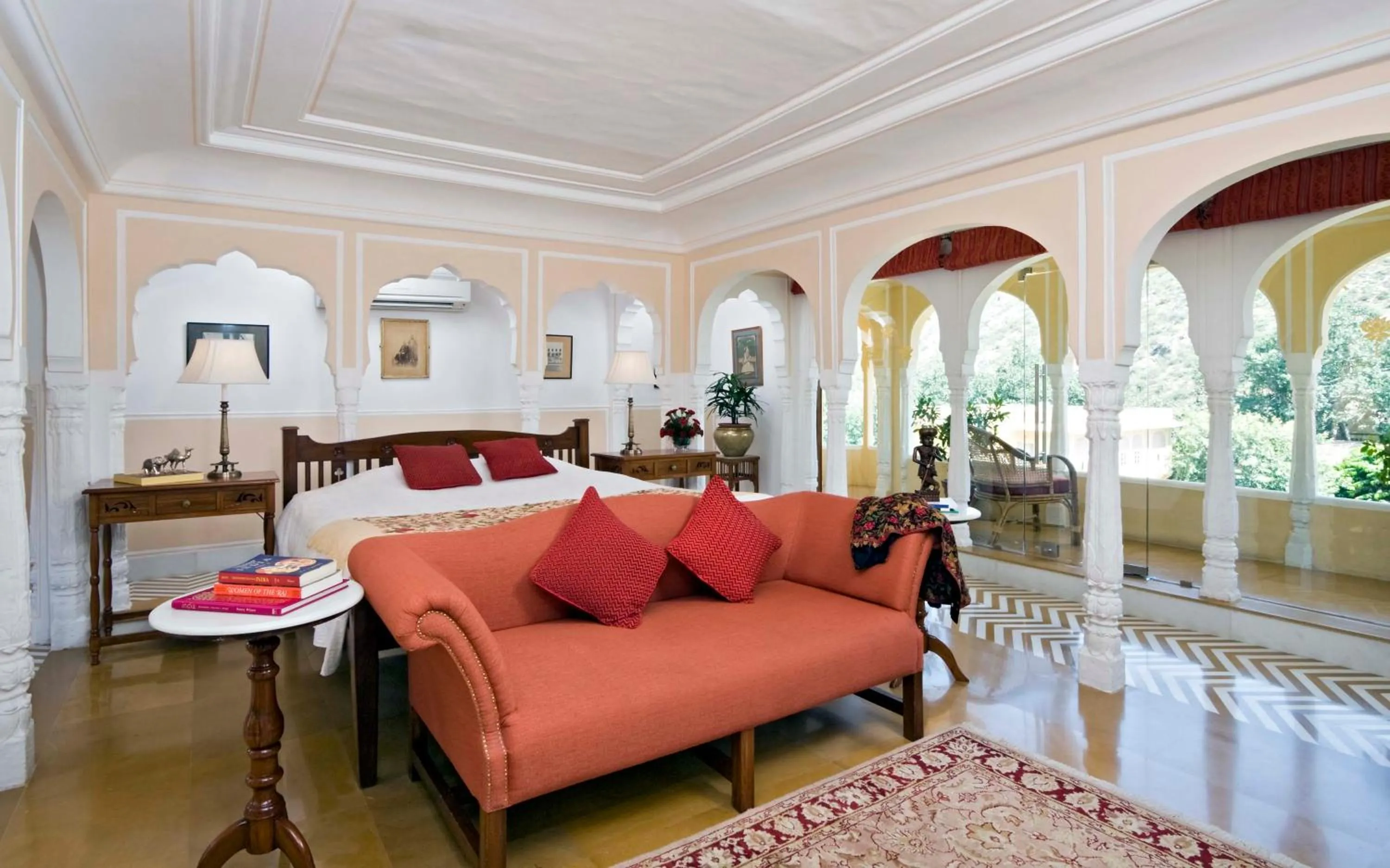 Photo of the whole room, Bed in Samode Palace