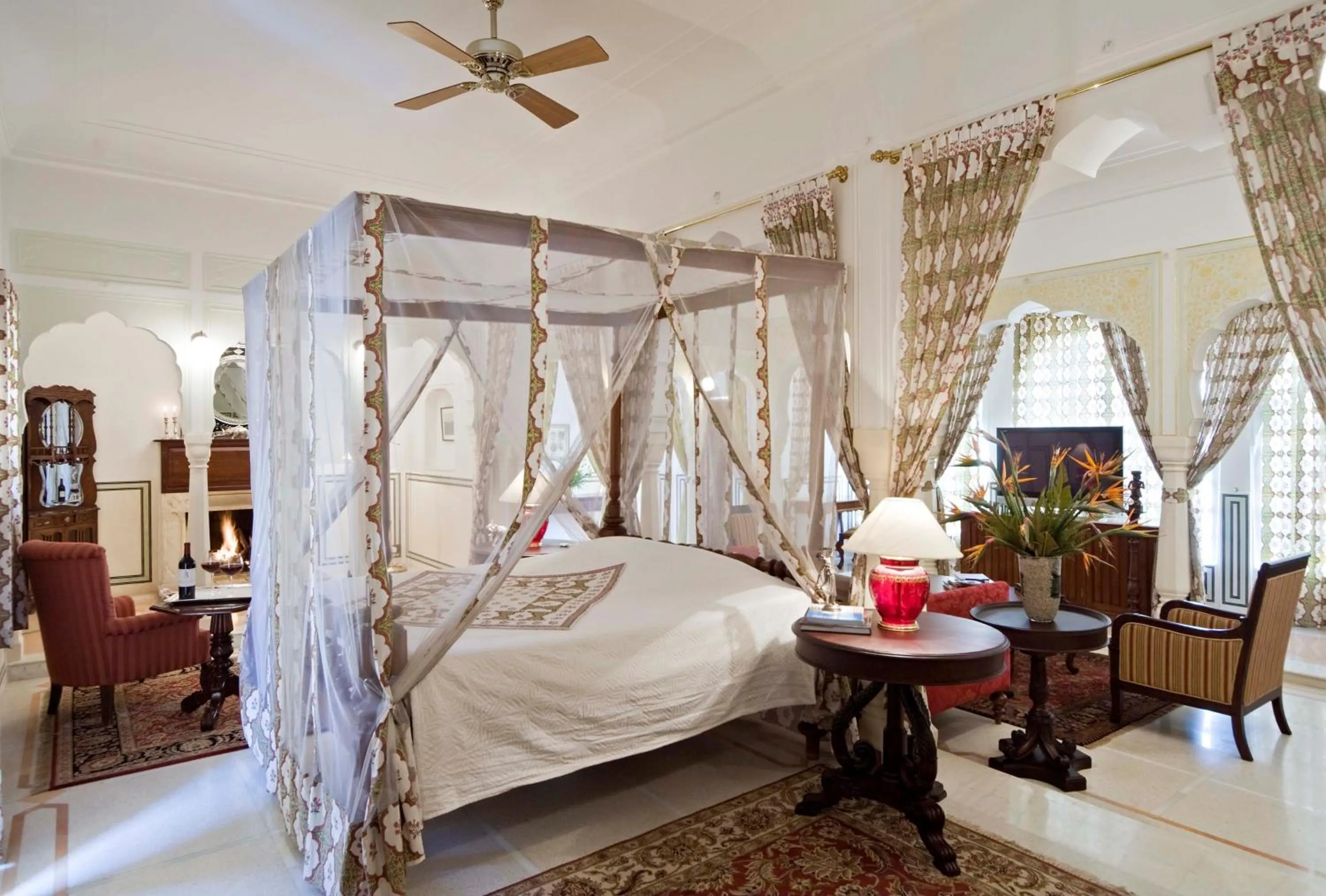 Photo of the whole room, Bed in Samode Palace