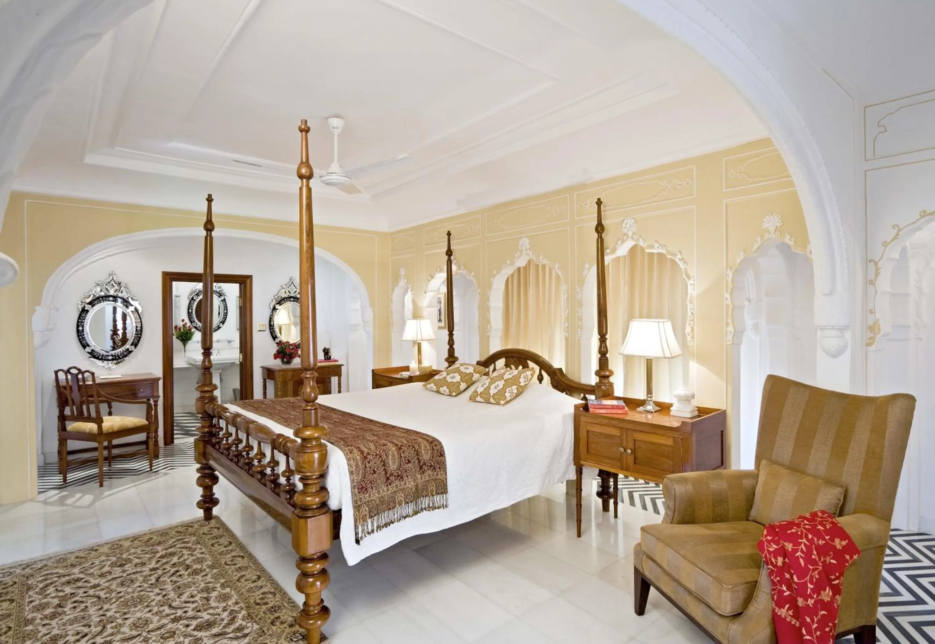 Photo of the whole room, Bed in Samode Palace