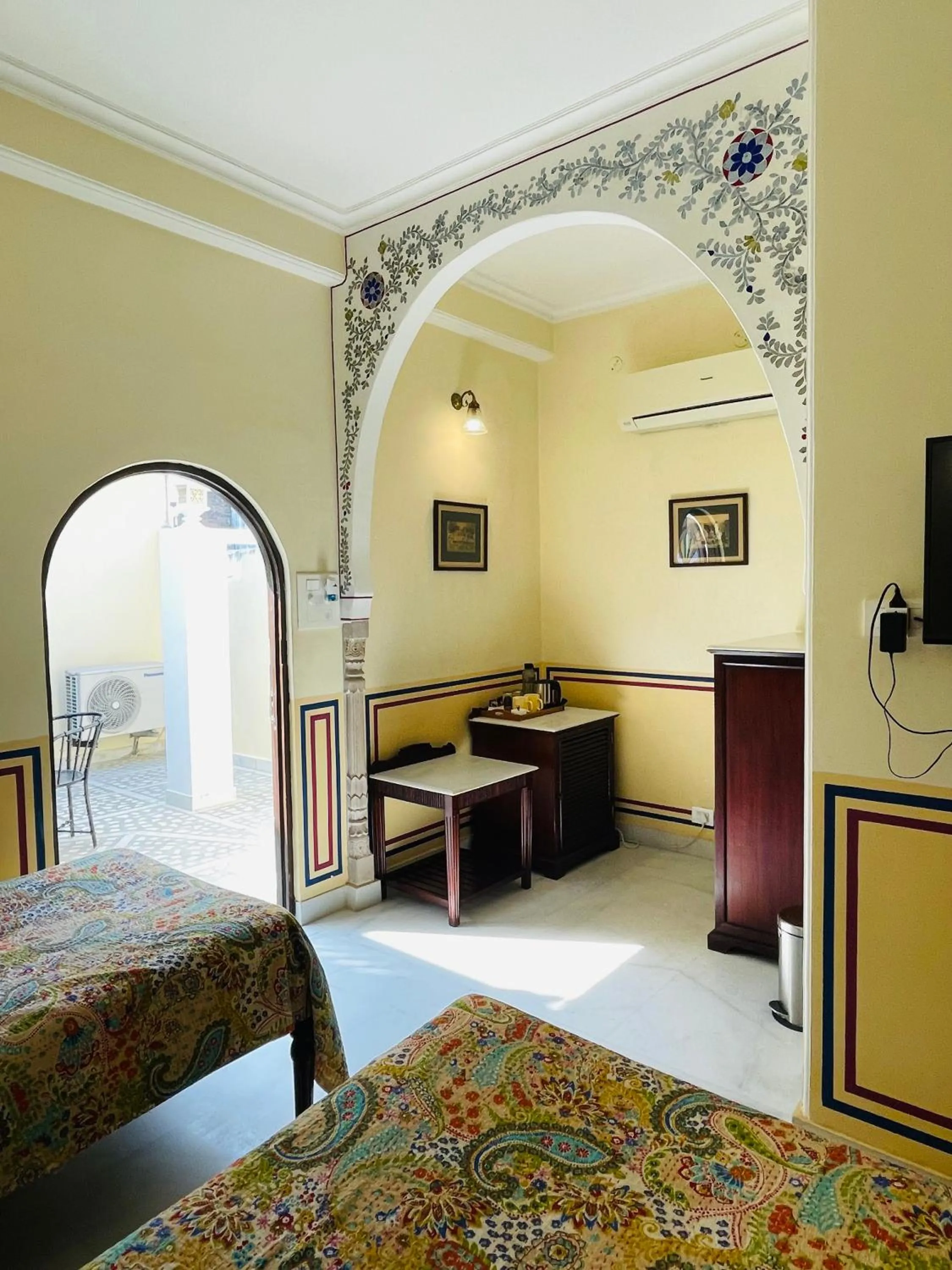 Bedroom, Bed in Khatu Haveli